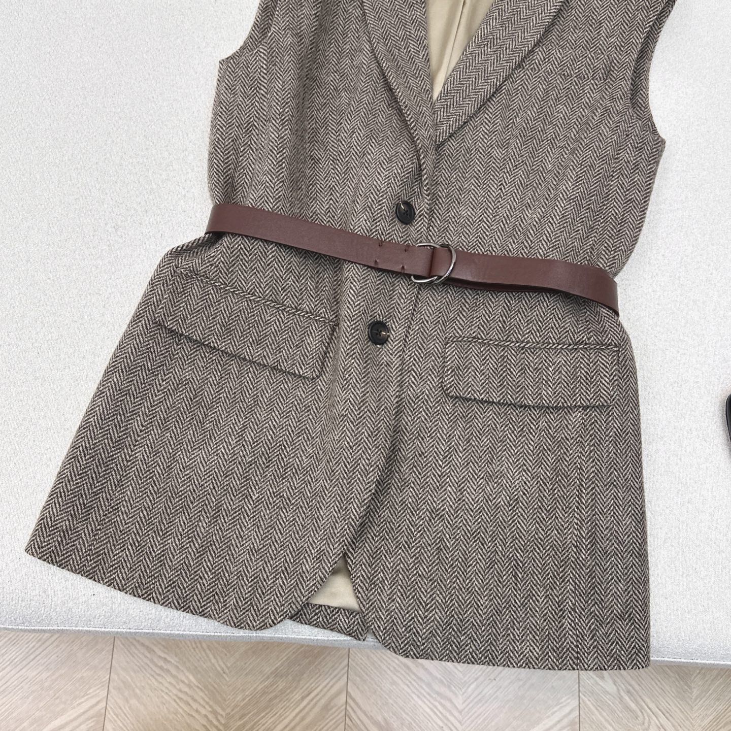 时髦老钱风穿搭 Bc 25Ss————秋冬最新款人字纹廓形马甲外套 🤎极简设计感 叠穿起来很有范 各种有