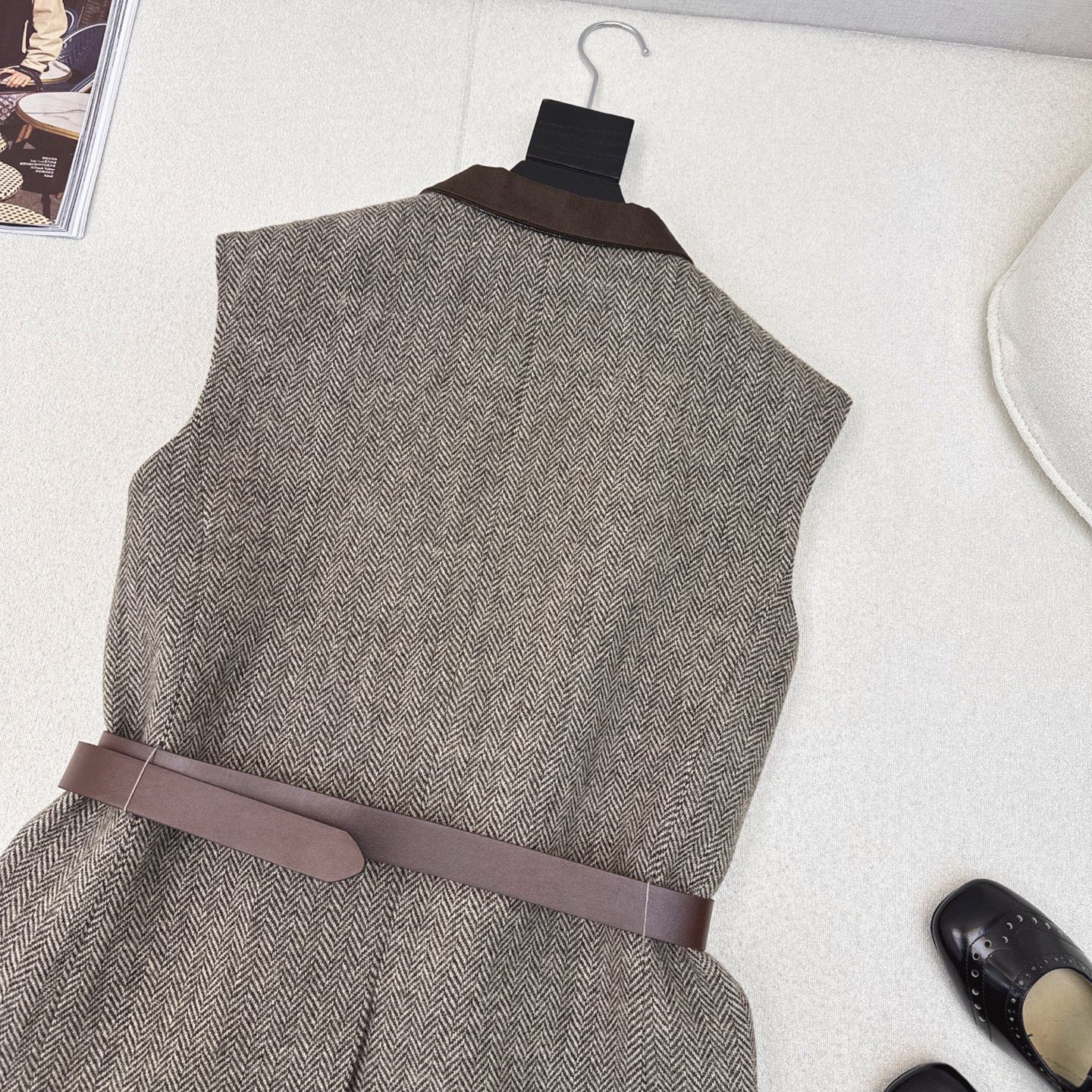 时髦老钱风穿搭 Bc 25Ss————秋冬最新款人字纹廓形马甲外套 🤎极简设计感 叠穿起来很有范 各种有