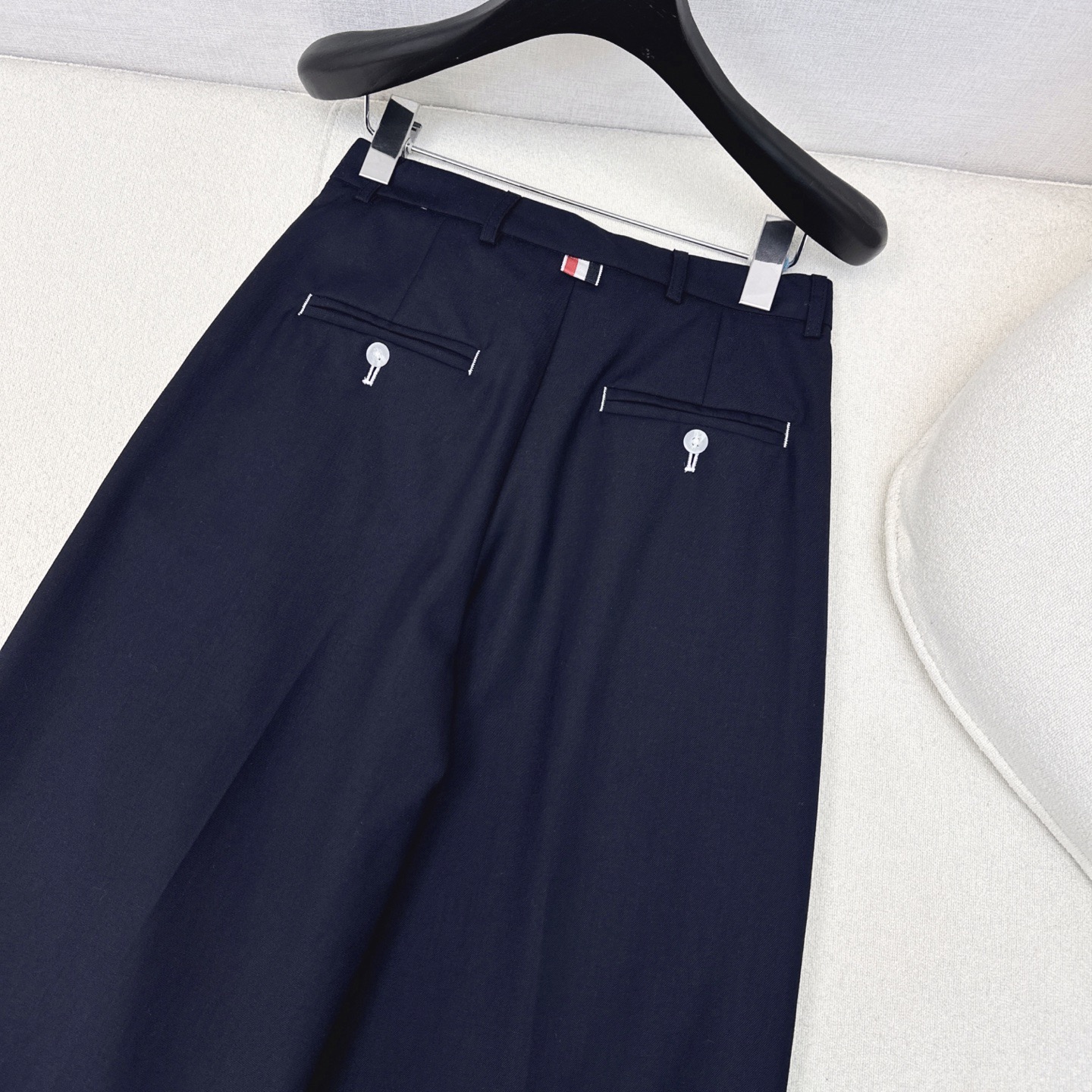 “Stylish Women’s Suit Set with Classic Details and Heavy-Worked Design” - 图片 9