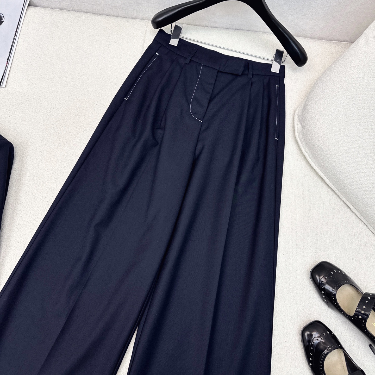 “Stylish Women’s Suit Set with Classic Details and Heavy-Worked Design” - 图片 2