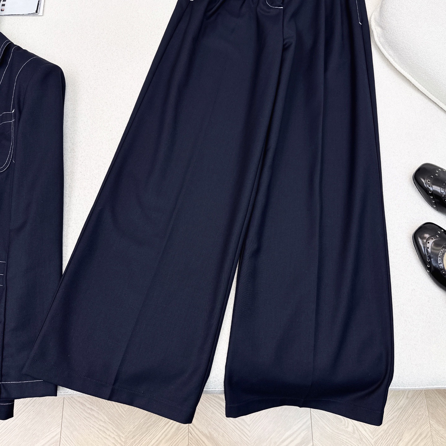 “Stylish Women’s Suit Set with Classic Details and Heavy-Worked Design” - 图片 6