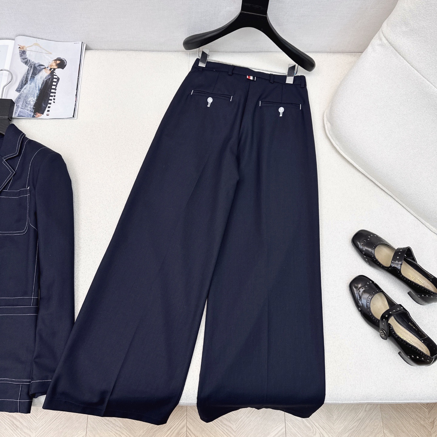 “Stylish Women’s Suit Set with Classic Details and Heavy-Worked Design” - 图片 8