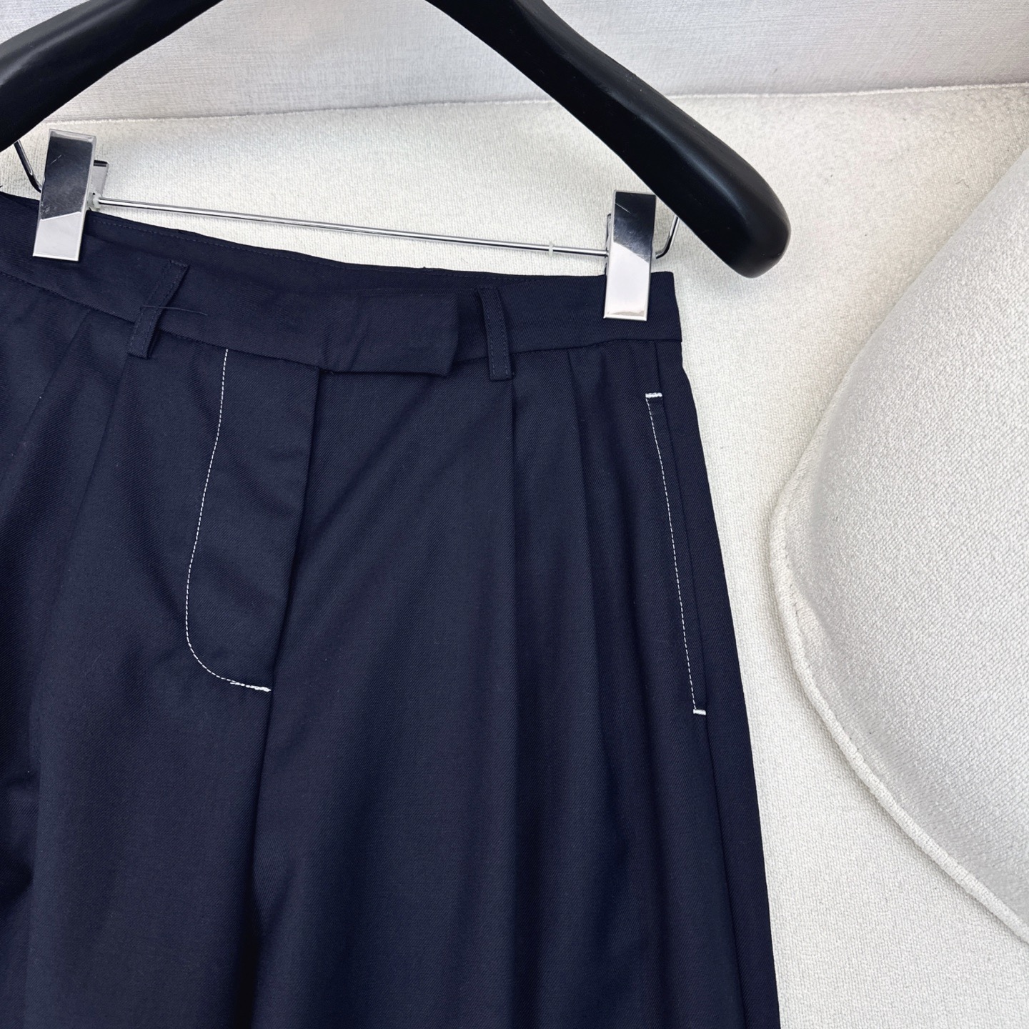 “Stylish Women’s Suit Set with Classic Details and Heavy-Worked Design” - 图片 4