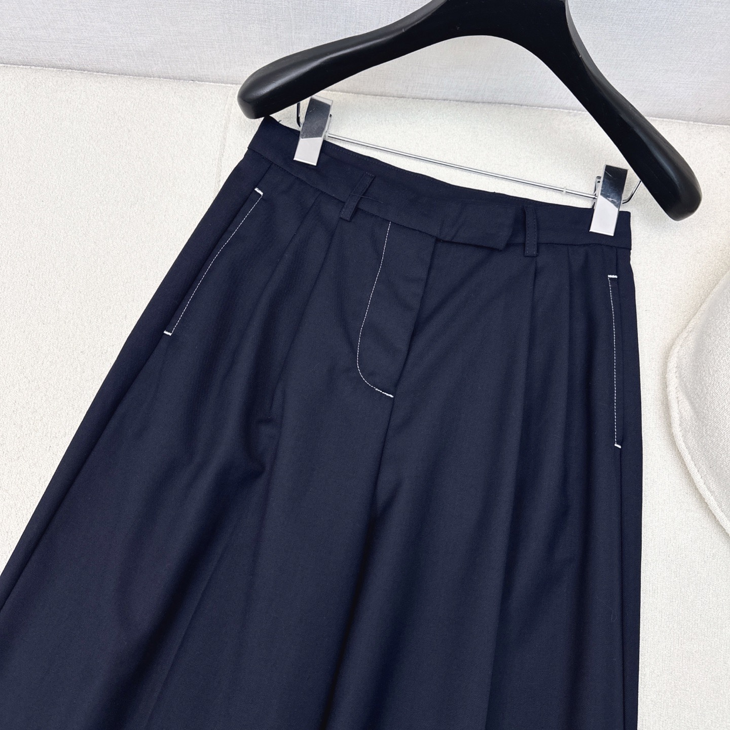 “Stylish Women’s Suit Set with Classic Details and Heavy-Worked Design” - 图片 3
