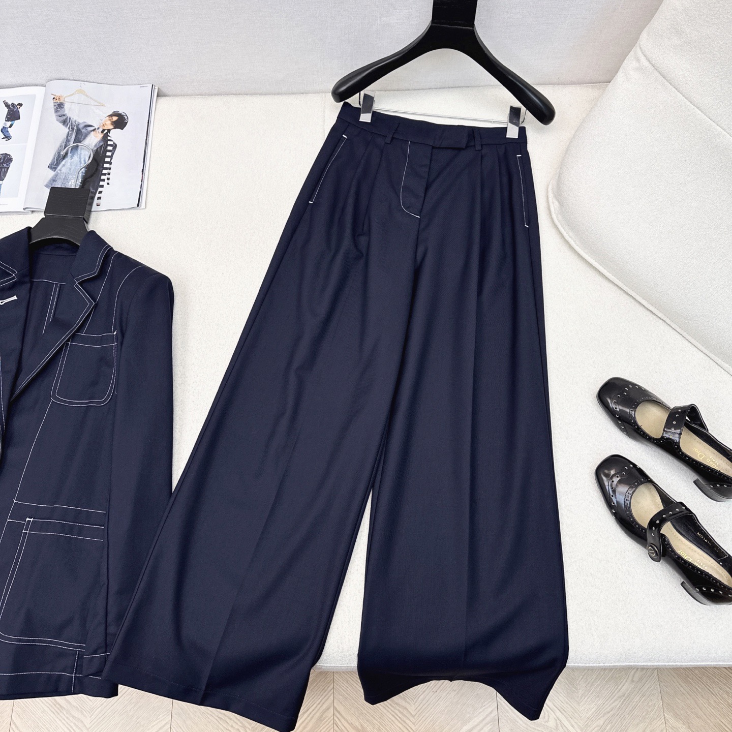 “Stylish Women’s Suit Set with Classic Details and Heavy-Worked Design” - 图片 1