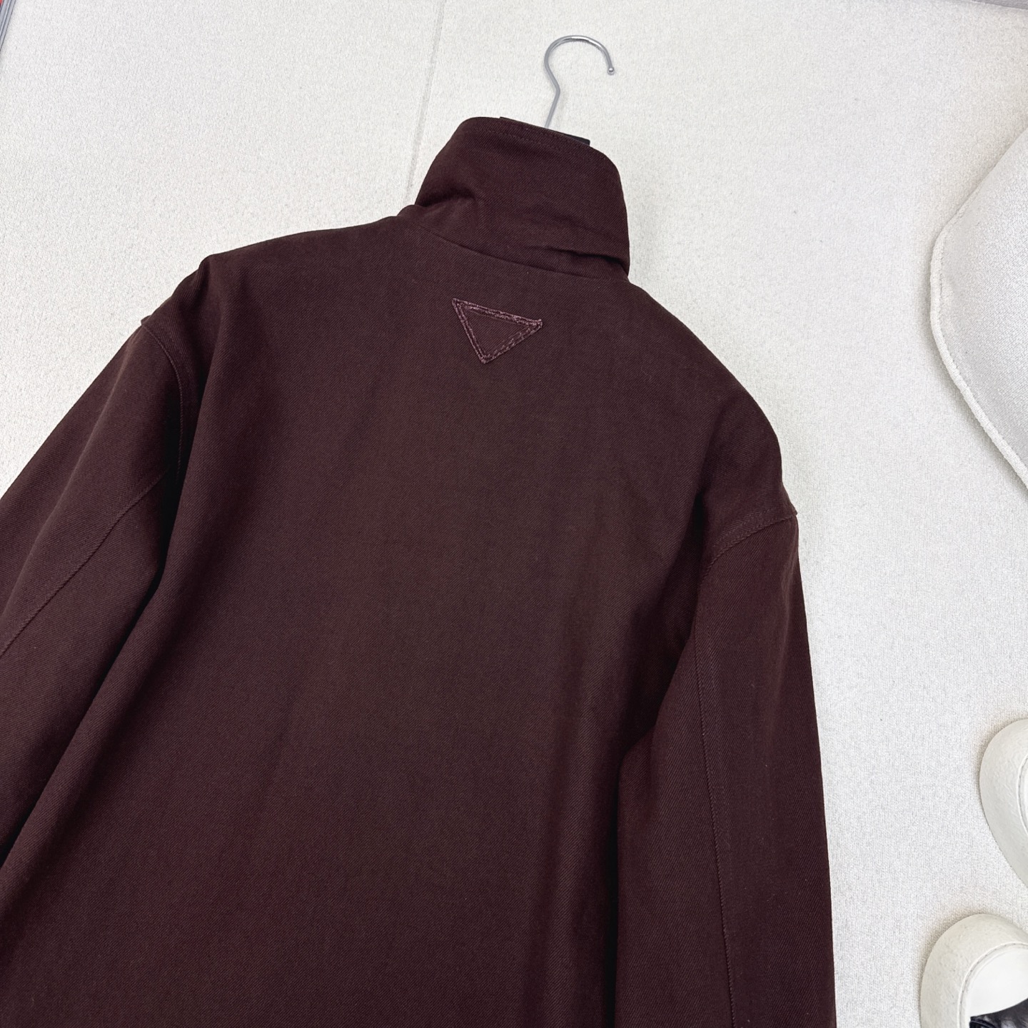 独家首发 PD 25Ss———秋冬最新款后背双层三角标装饰立领风衣外套🤎工装风设计感 可时髦可帅气 街头