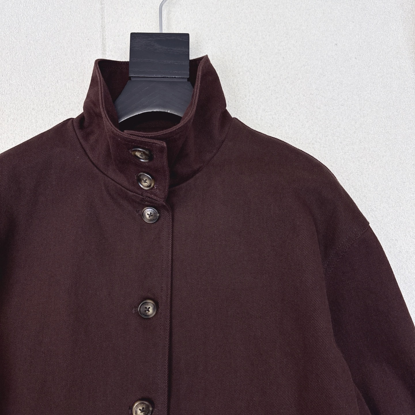 独家首发 PD 25Ss———秋冬最新款后背双层三角标装饰立领风衣外套🤎工装风设计感 可时髦可帅气 街头