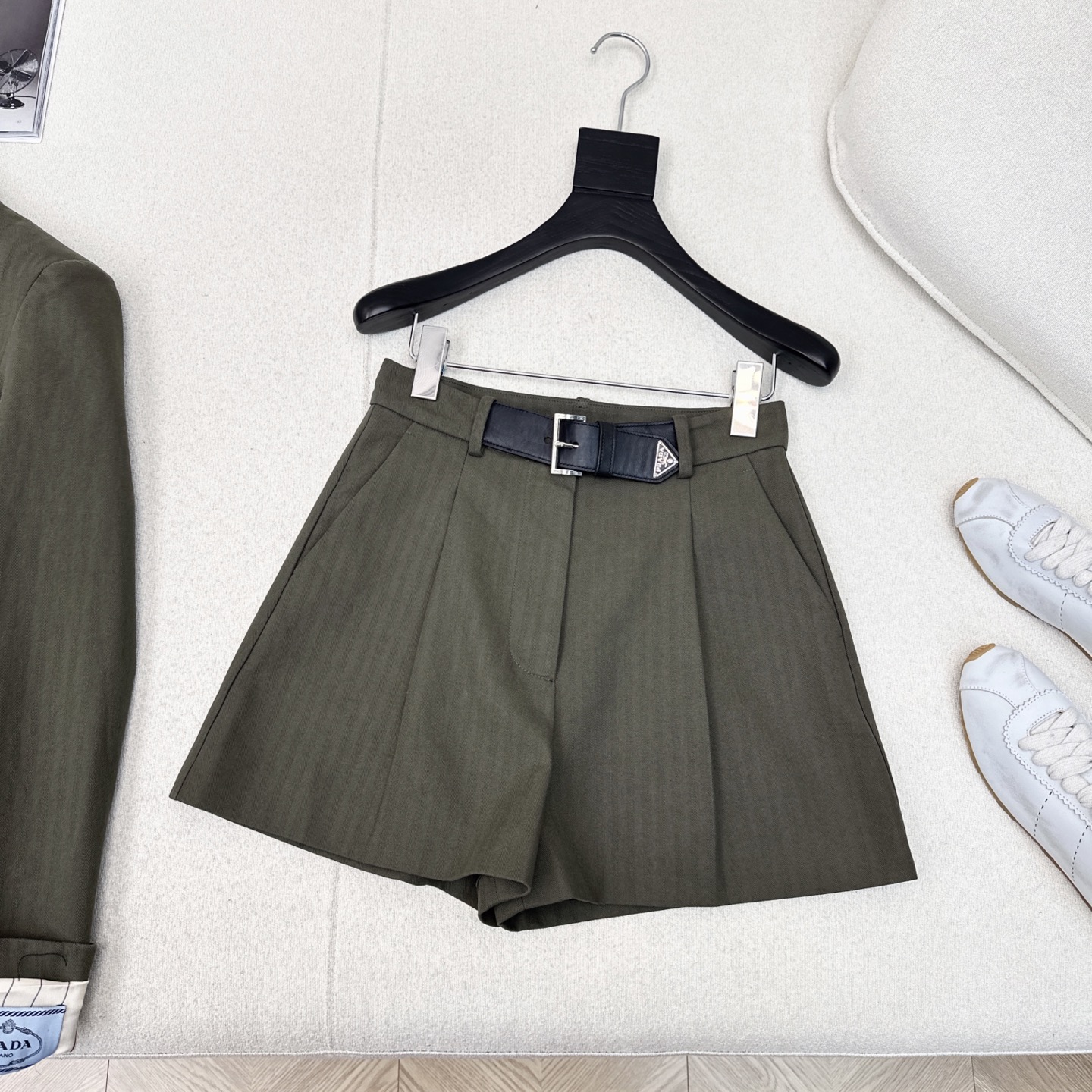 Stylish Autumn Morning Suit with Classic Logo Master Decorations - 图片 1