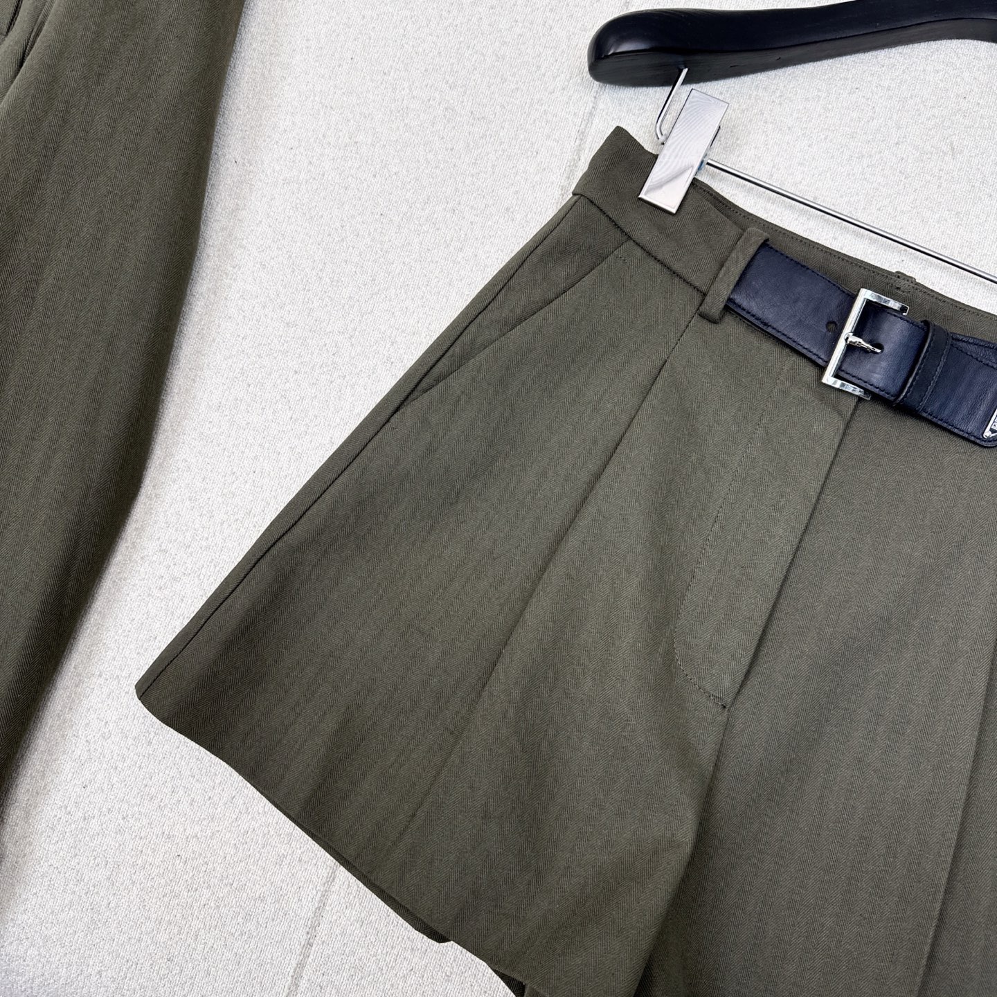 Stylish Autumn Morning Suit with Classic Logo Master Decorations - 图片 5