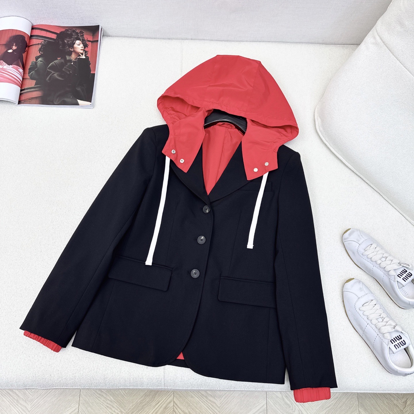 NO:744110,Detachable hood Miu 25Ss————The latest sports style contrasting red lining hooded blazer for early autumn. The classic college style suit style with the contrasting design is so eye-catching. The custom-made fabric is thick and textured. The unmistakable black and red color scheme~~ The silhouette is crisp and stylish. The whole look is sweet, cool and chic. Suitable for all kinds of sweet and cool styles layered by Miu.  One color ready for sale sml (S size shoulder width 41 bust 96 length 62 manual measurement error), Miu Miu-clothing, miumiu, jackets & coats, business suit, hats,19860909帽子可拆卸 Miu 25Ss————早秋最新款运动风撞色红色衬里连帽西装外套 经典学院风西装版型搭配撞色设计太抓人眼球啦 定制面料厚实有质感 不会出错的气质黑红配色～～ 廓形裁剪挺括有型 整个造型甜酷又潇洒 适合各式m缪式叠穿甜酷造型 一色现货发售sml（s码肩宽41胸围96衣长62手工测量有误差）,缪缪-服装,miumiu,jackets & coats,business suit,hats,,Women's clothing