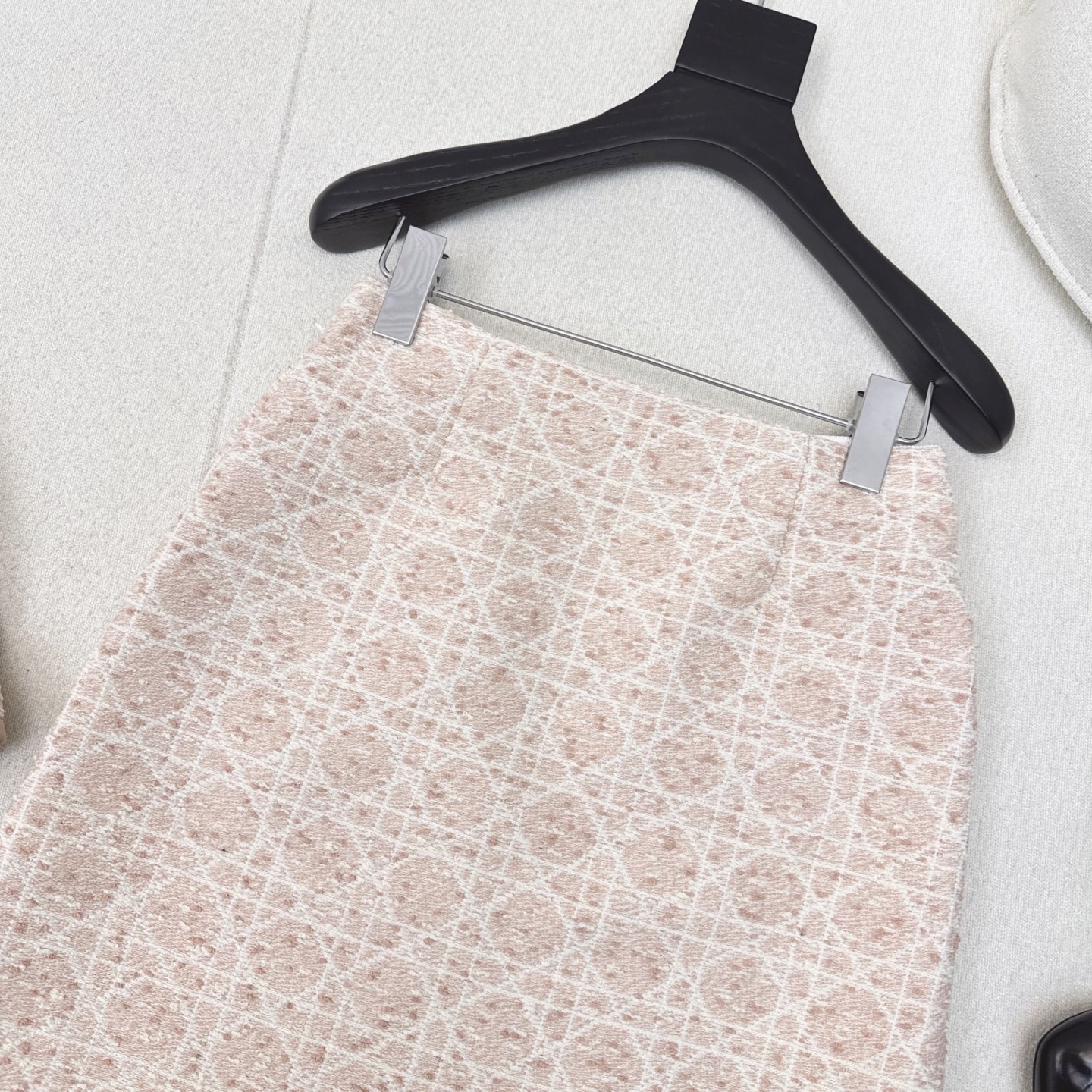 特价🉐️❗️现货齐码❗️不退不换❗️优雅名媛气质 CD 25Ss————早秋最新款菱格编织套装 🩷翻领短