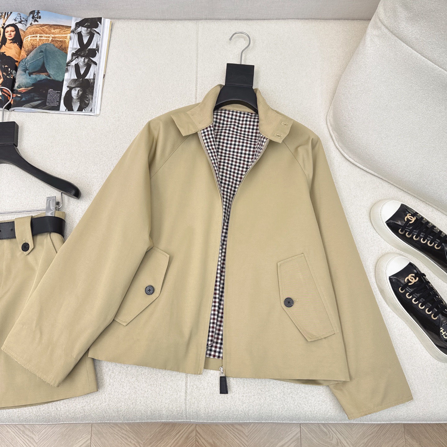 独家款～ PD ————最新款帅气时髦套装🤎棒球服立领外套+半裙 挺括感很好的风衣面料 工装风和机能风相