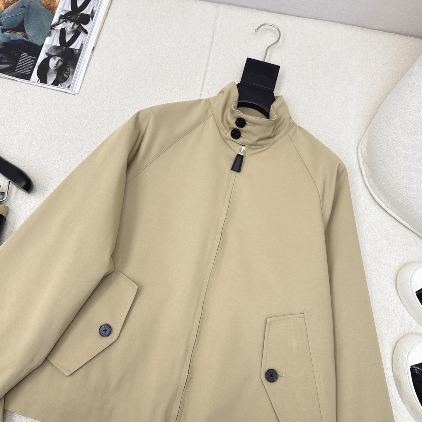 独家款～ PD ————最新款帅气时髦套装🤎棒球服立领外套+半裙 挺括感很好的风衣面料 工装风和机能风相