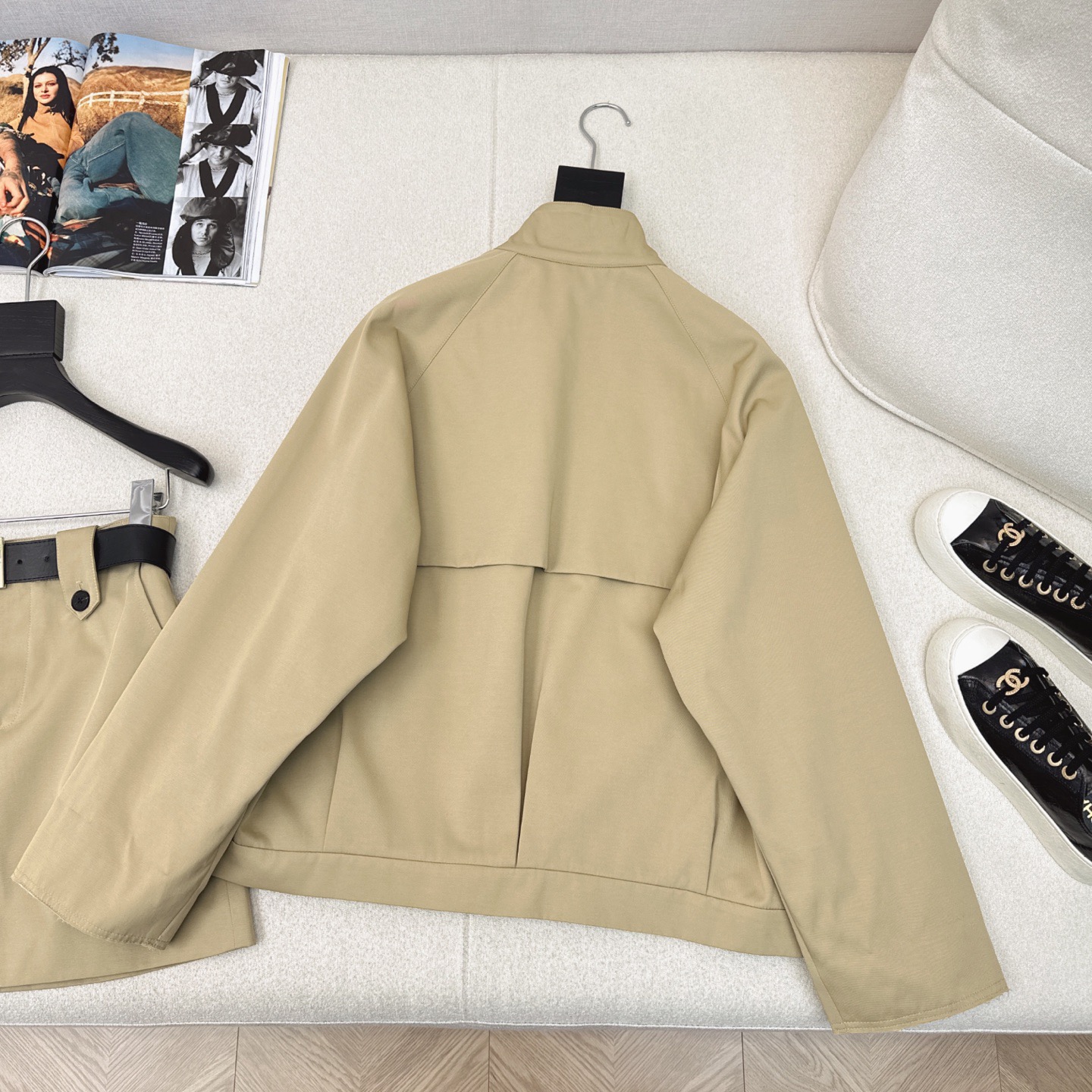 独家款～ PD ————最新款帅气时髦套装🤎棒球服立领外套+半裙 挺括感很好的风衣面料 工装风和机能风相