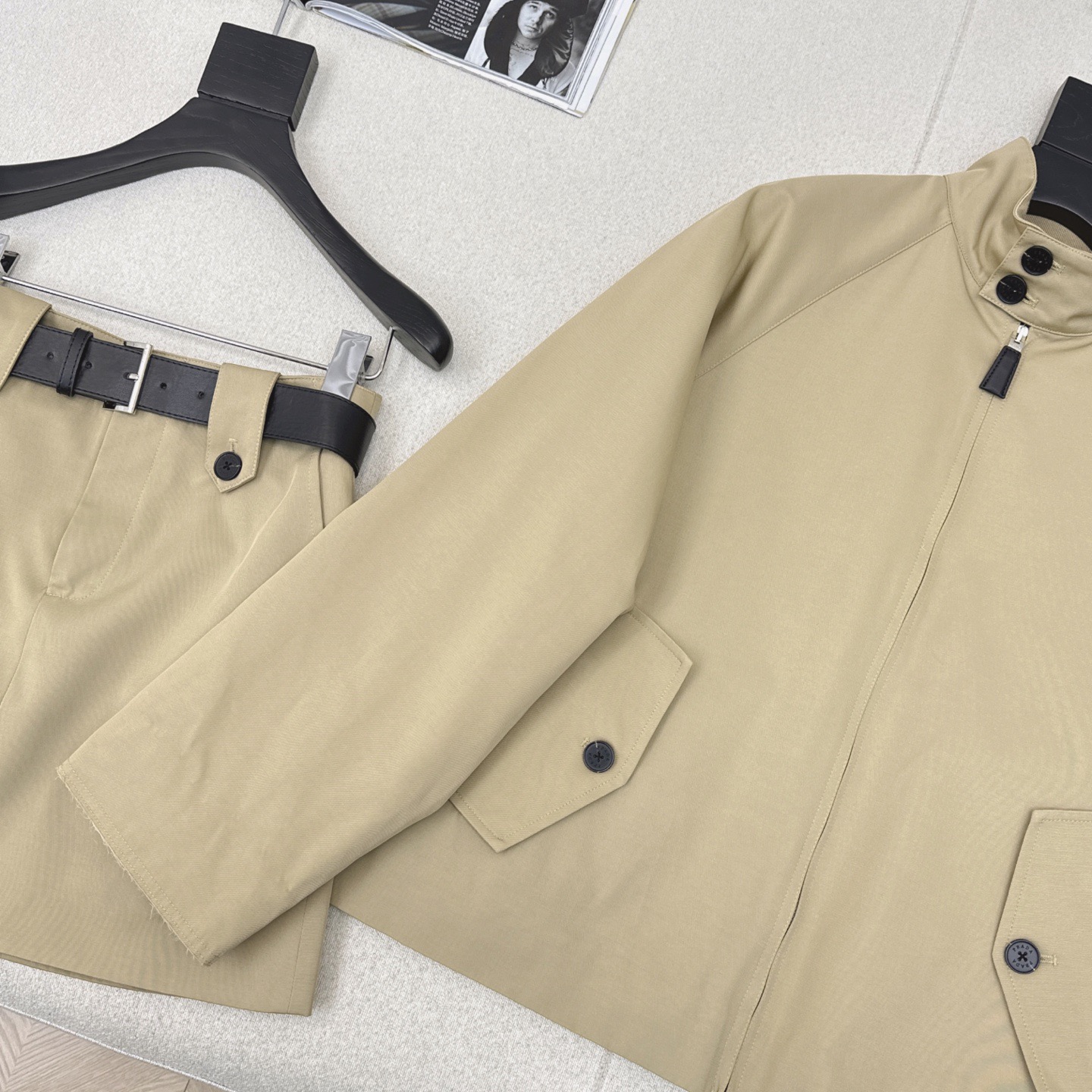 独家款～ PD ————最新款帅气时髦套装🤎棒球服立领外套+半裙 挺括感很好的风衣面料 工装风和机能风相