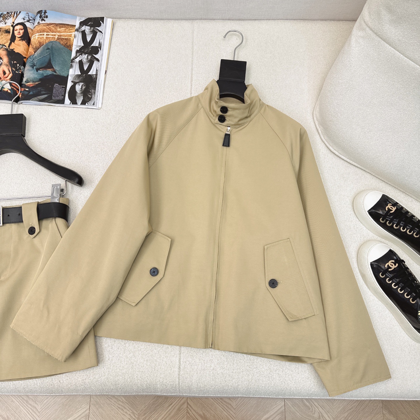 独家款～ PD ————最新款帅气时髦套装🤎棒球服立领外套+半裙 挺括感很好的风衣面料 工装风和机能风相