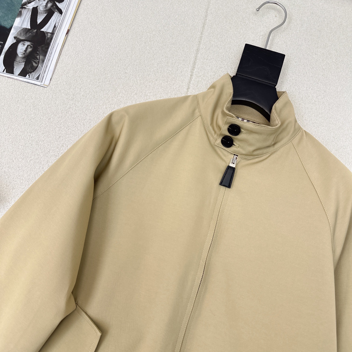 独家款～ PD ————最新款帅气时髦套装🤎棒球服立领外套+半裙 挺括感很好的风衣面料 工装风和机能风相