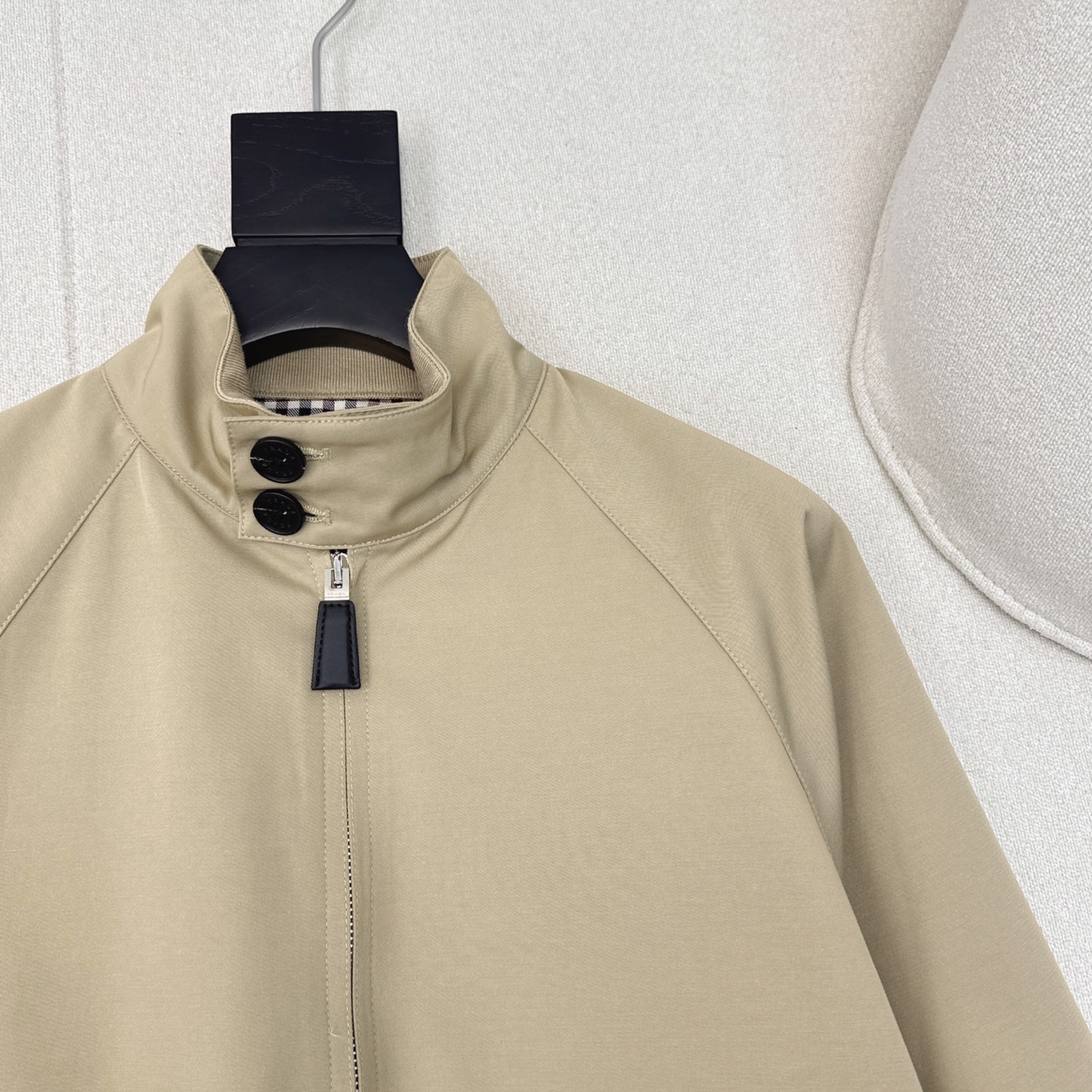 独家款～ PD ————最新款帅气时髦套装🤎棒球服立领外套+半裙 挺括感很好的风衣面料 工装风和机能风相