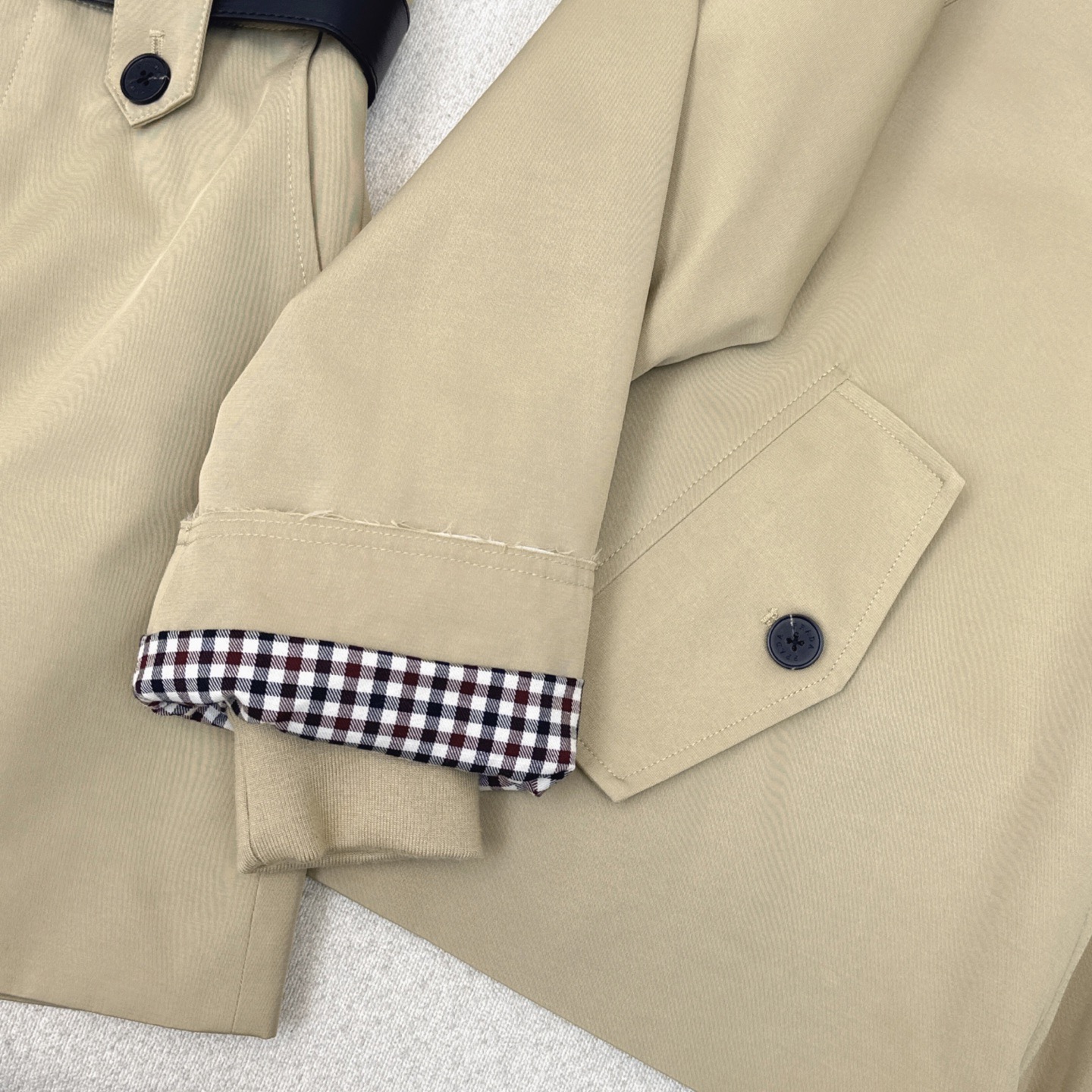 独家款～ PD ————最新款帅气时髦套装🤎棒球服立领外套+半裙 挺括感很好的风衣面料 工装风和机能风相