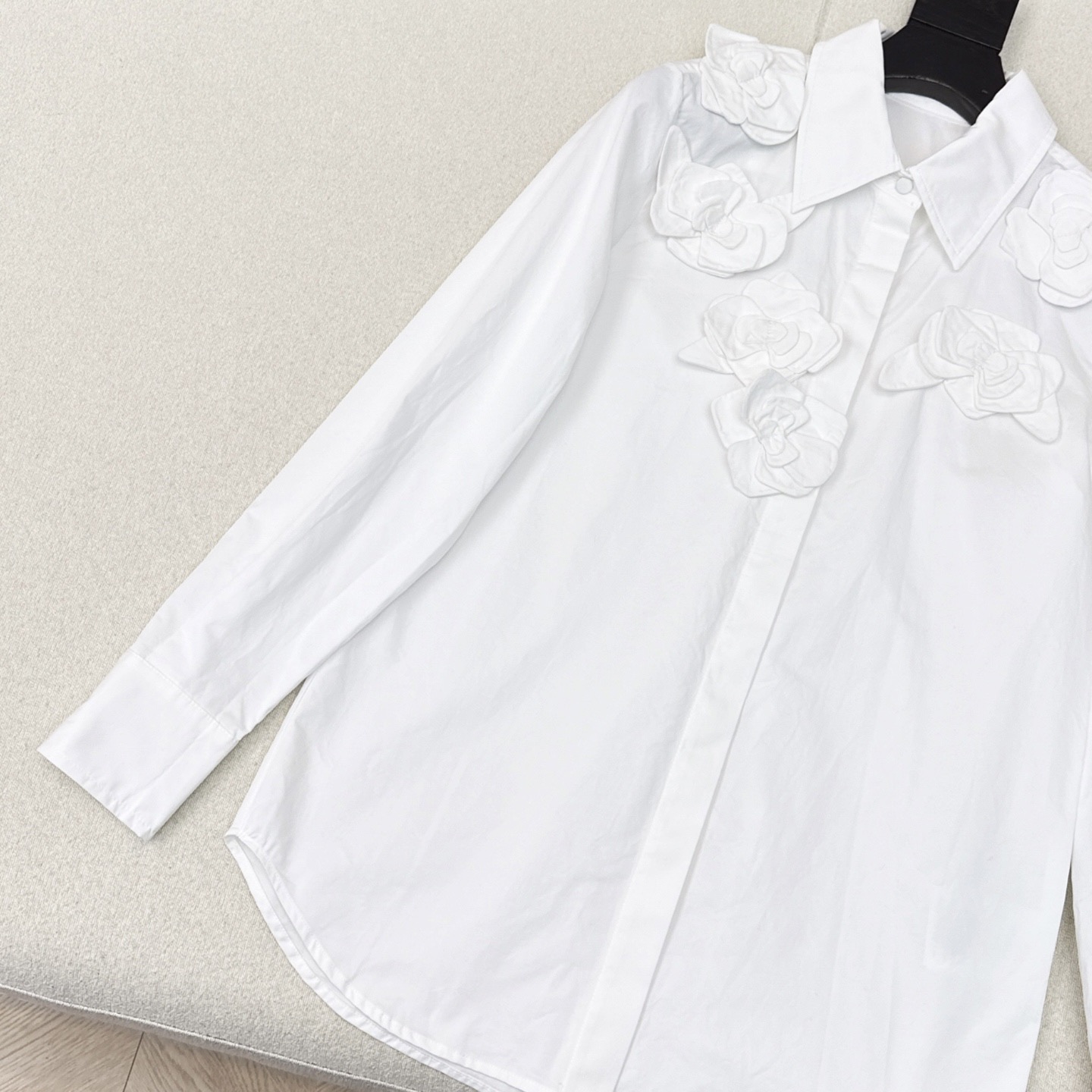 “VLTN 25Ss Scavenging Female Shirt: Beautiful Autumn Morning Style with Handmade Rose Decorations and Unique Tailoring” - 图片 4