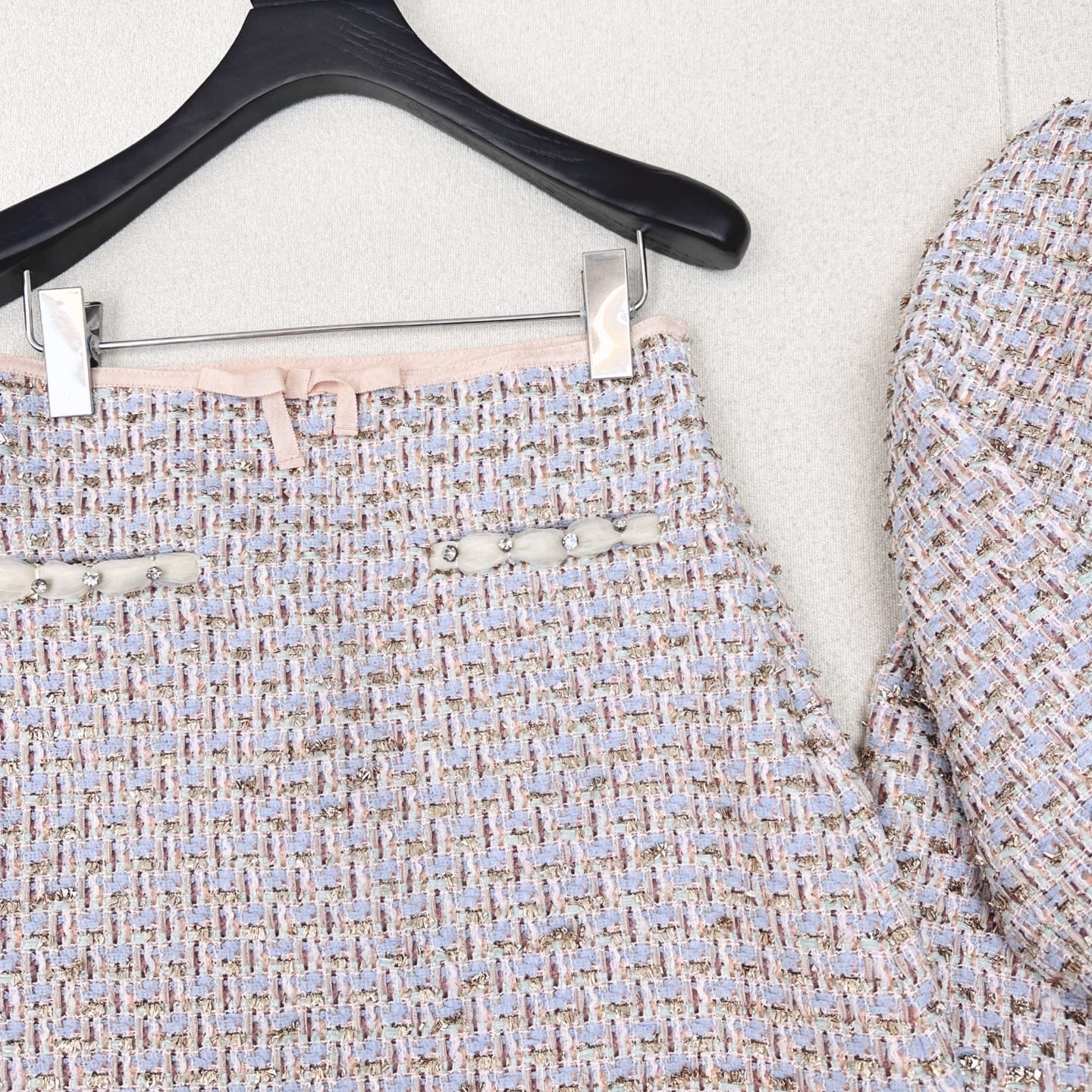 “High-Quality Scavenging Dress: VLTN 25S Look with Multi-Tweaved Fabrics and Acoustic Details” - 图片 7