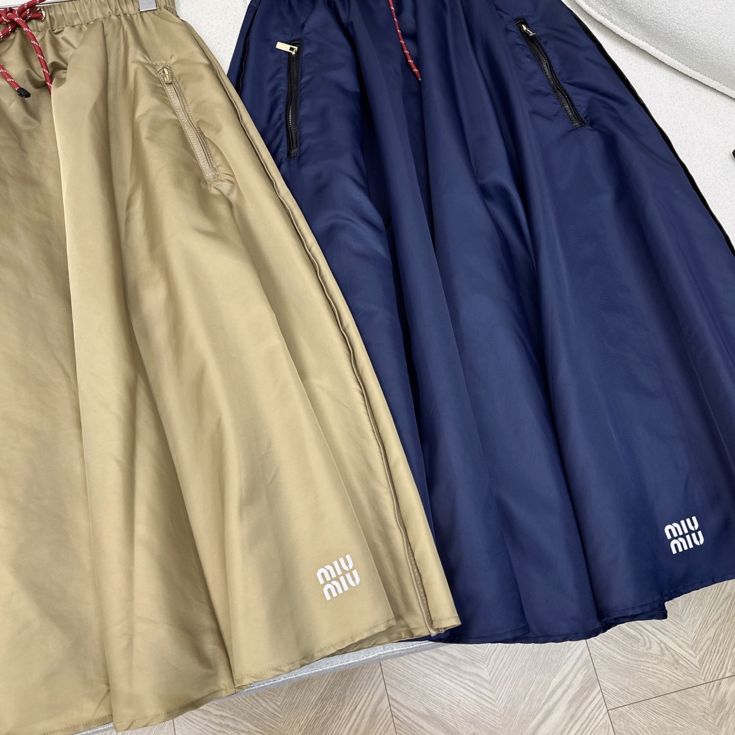 特价🉐️❗️现货齐码❗️不退不换❗️独家首发 Miu 25Ss————早秋最新款时髦缪系穿搭尼龙套装🤎双