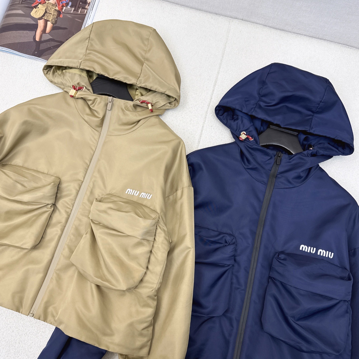 特价🉐️❗️现货齐码❗️不退不换❗️独家首发 Miu 25Ss————早秋最新款时髦缪系穿搭尼龙套装🤎双