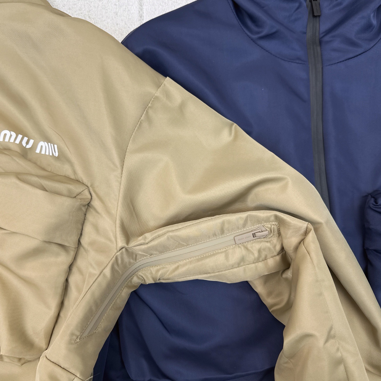 特价🉐️❗️现货齐码❗️不退不换❗️独家首发 Miu 25Ss————早秋最新款时髦缪系穿搭尼龙套装🤎双