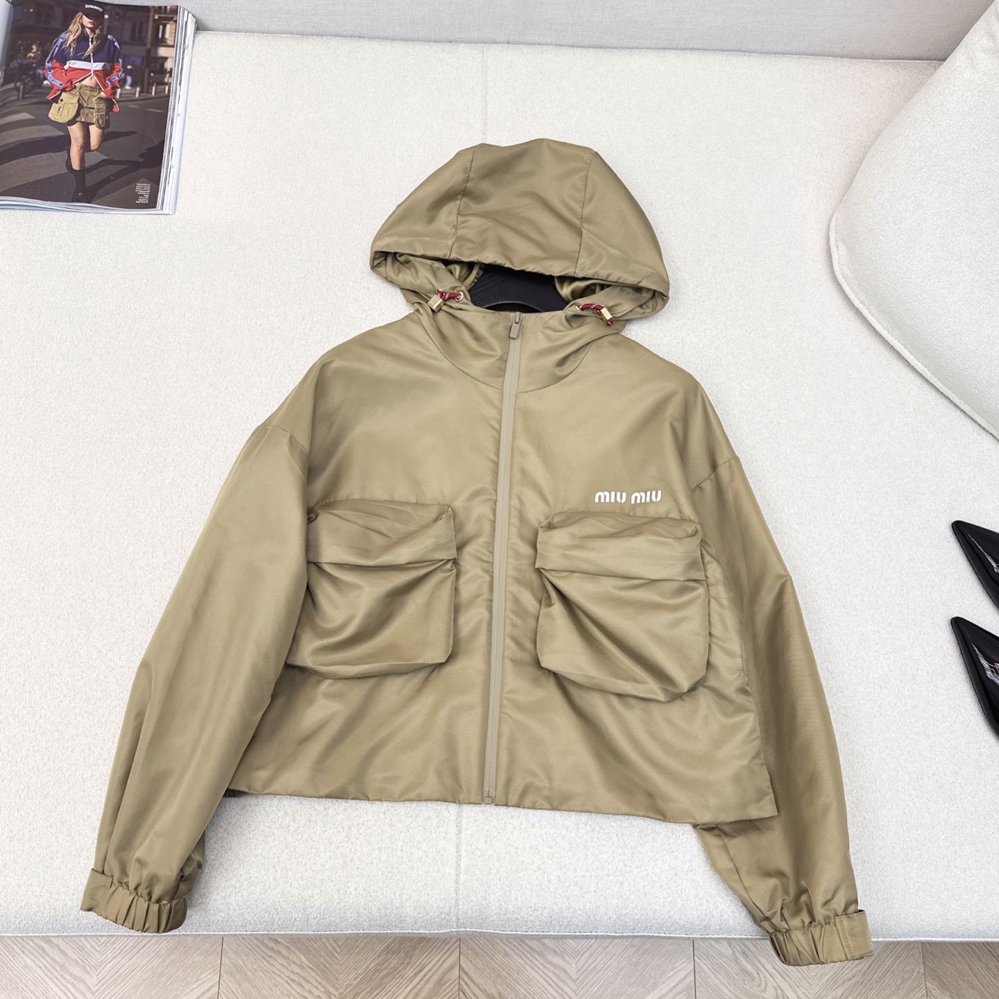 特价🉐️❗️现货齐码❗️不退不换❗️独家首发 Miu 25Ss————早秋最新款时髦缪系穿搭尼龙套装🤎双