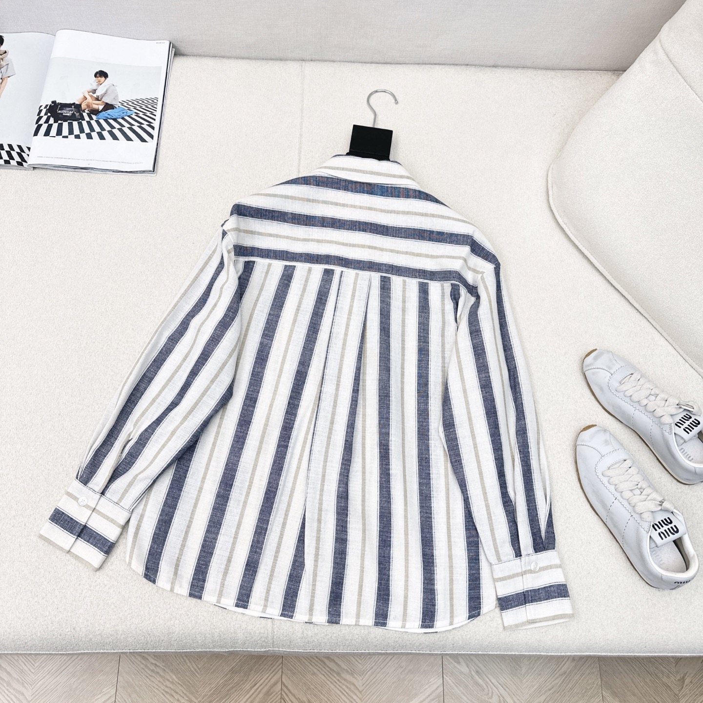 “Cheesy Dress and Striped Shirt: Soft, Comfy, and Stylish Autumn Fashion with Luxurious Logo” - 图片 8
