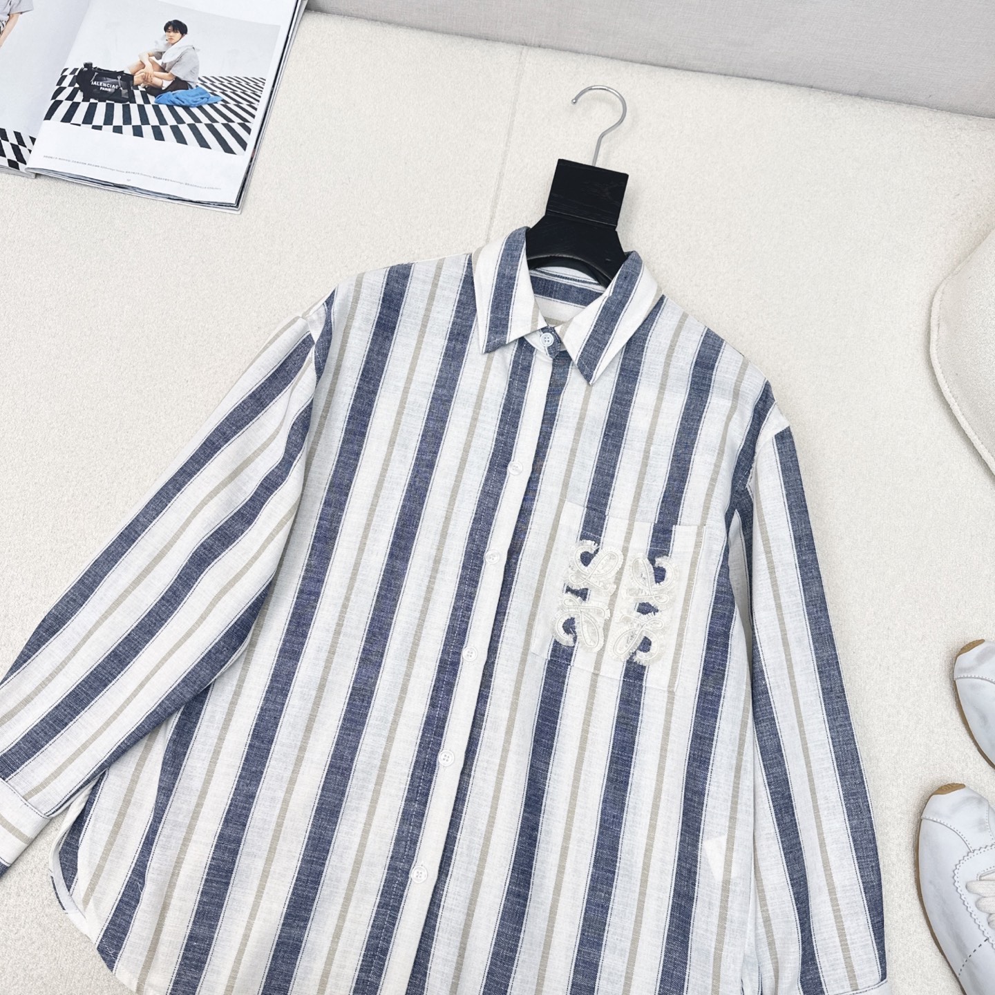“Cheesy Dress and Striped Shirt: Soft, Comfy, and Stylish Autumn Fashion with Luxurious Logo” - 图片 2