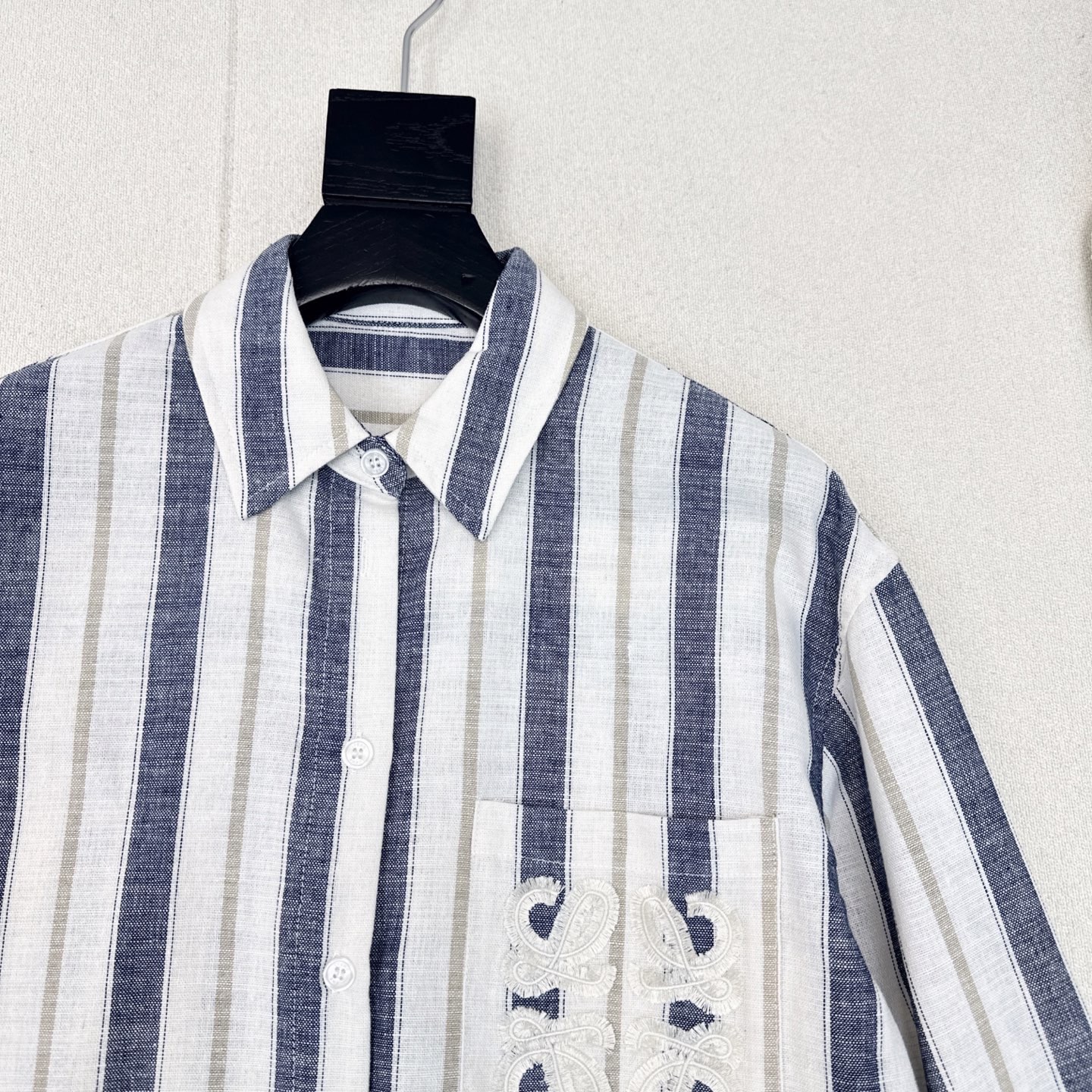 “Cheesy Dress and Striped Shirt: Soft, Comfy, and Stylish Autumn Fashion with Luxurious Logo” - 图片 4