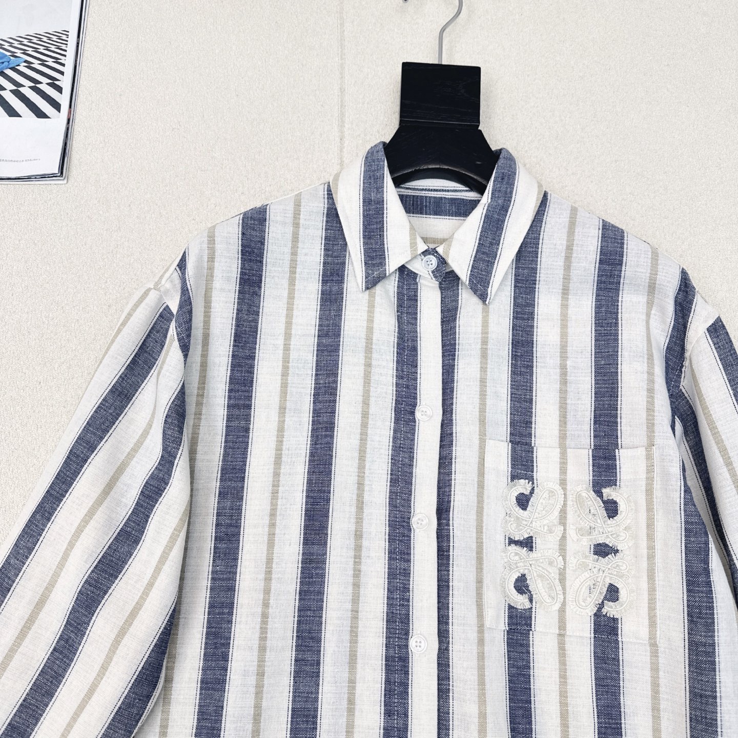 “Cheesy Dress and Striped Shirt: Soft, Comfy, and Stylish Autumn Fashion with Luxurious Logo” - 图片 3