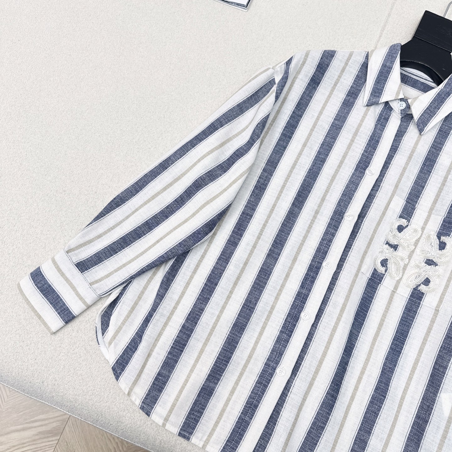 “Cheesy Dress and Striped Shirt: Soft, Comfy, and Stylish Autumn Fashion with Luxurious Logo” - 图片 5