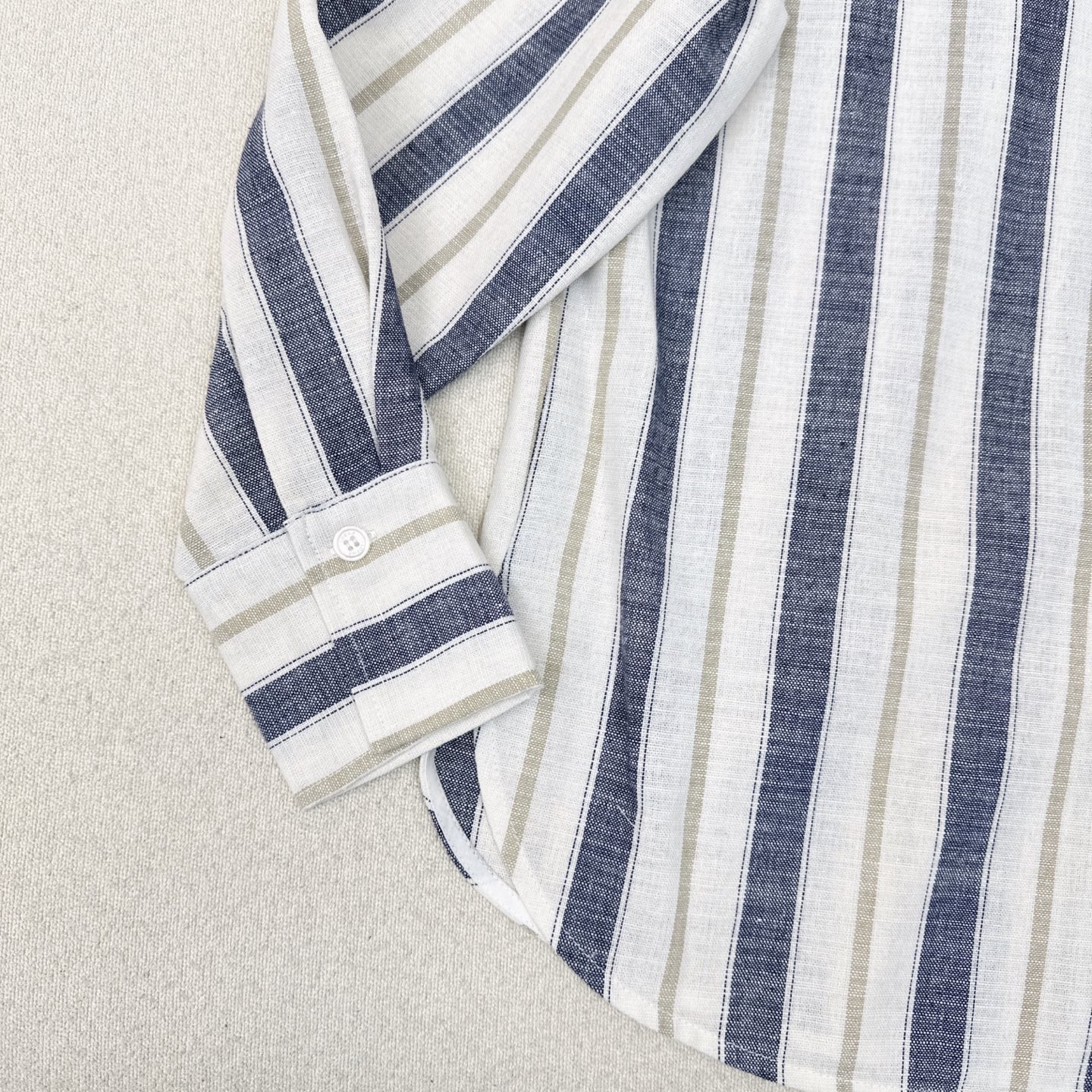 “Cheesy Dress and Striped Shirt: Soft, Comfy, and Stylish Autumn Fashion with Luxurious Logo” - 图片 6