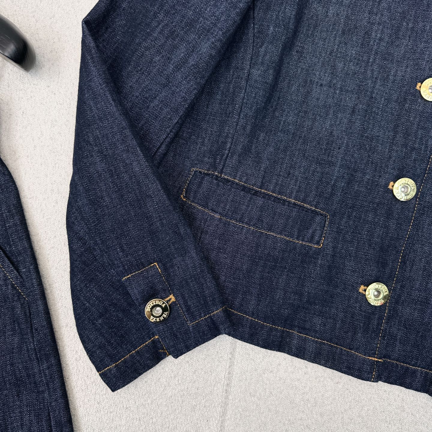 Title: P648 Original Cheesy Cowboy Boots Styled with Light Jeans and Gold-Buttoned Coat for Summer Fashion. - 图片 7