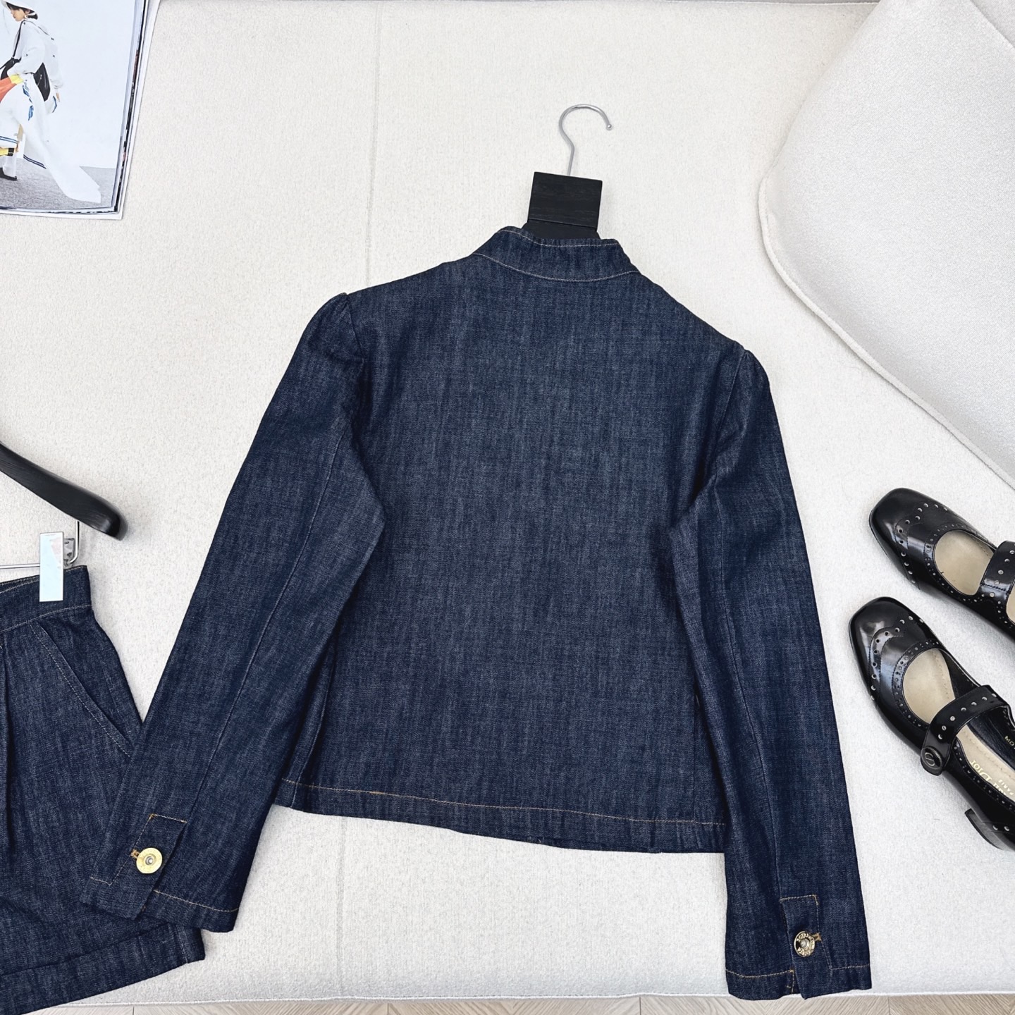 Title: P648 Original Cheesy Cowboy Boots Styled with Light Jeans and Gold-Buttoned Coat for Summer Fashion. - 图片 8