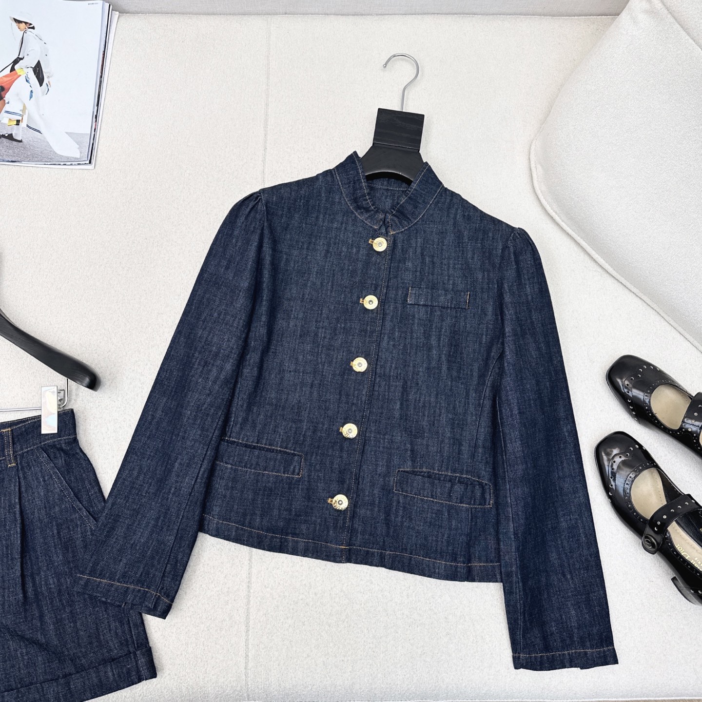 Title: P648 Original Cheesy Cowboy Boots Styled with Light Jeans and Gold-Buttoned Coat for Summer Fashion. - 图片 1