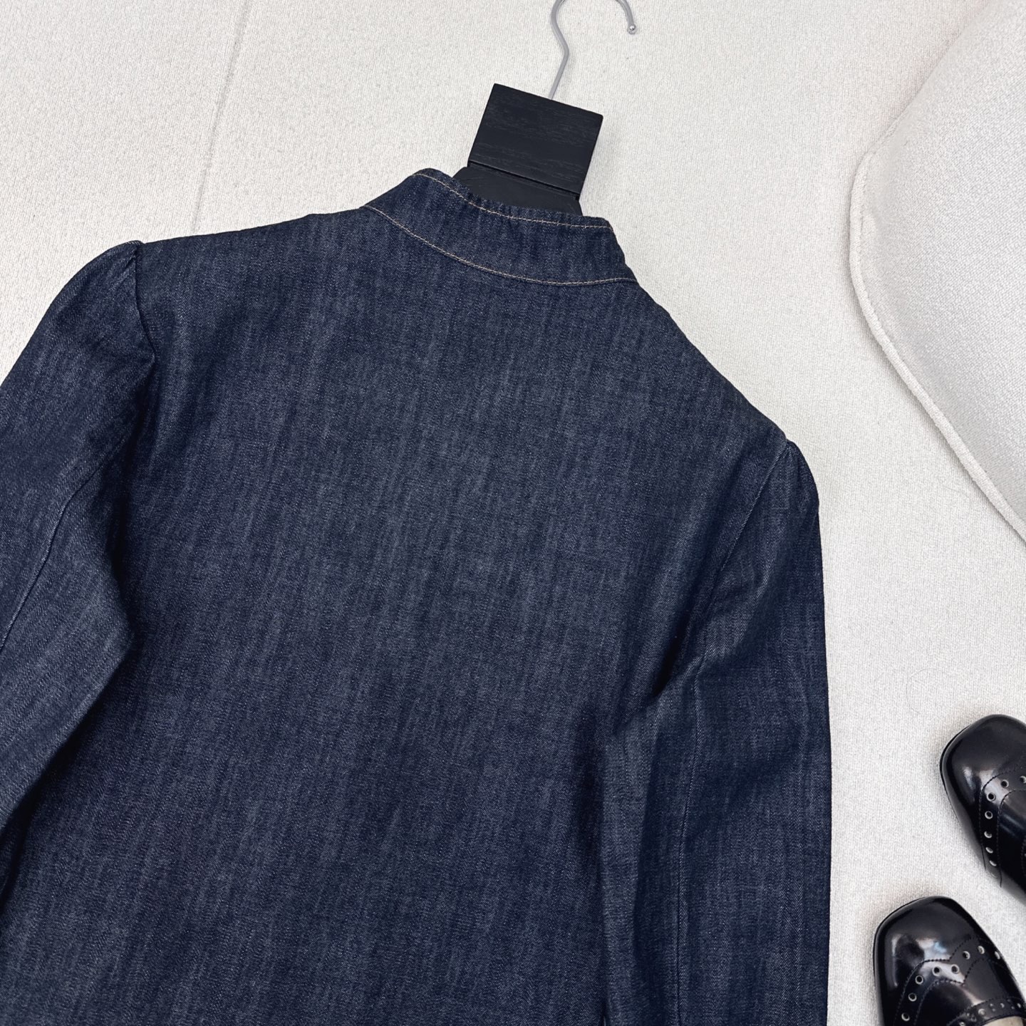 Title: P648 Original Cheesy Cowboy Boots Styled with Light Jeans and Gold-Buttoned Coat for Summer Fashion. - 图片 9