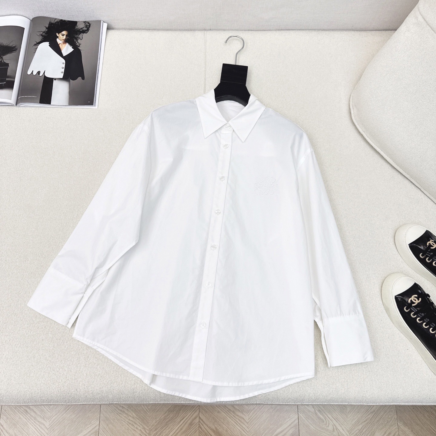 Title: P528 Early Autumn Logo Embroidered White Shirt Review Summary: P528 offers a simple package with a logo embroidered white shirt, perfect for early autumn style. - 图片 1