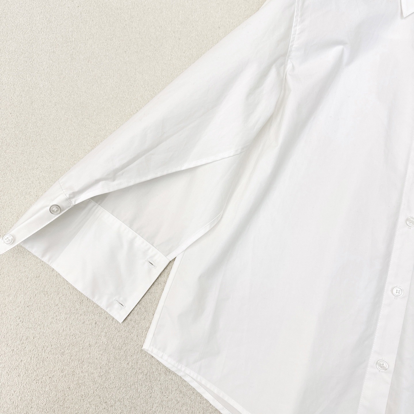 Title: P528 Early Autumn Logo Embroidered White Shirt Review Summary: P528 offers a simple package with a logo embroidered white shirt, perfect for early autumn style. - 图片 6