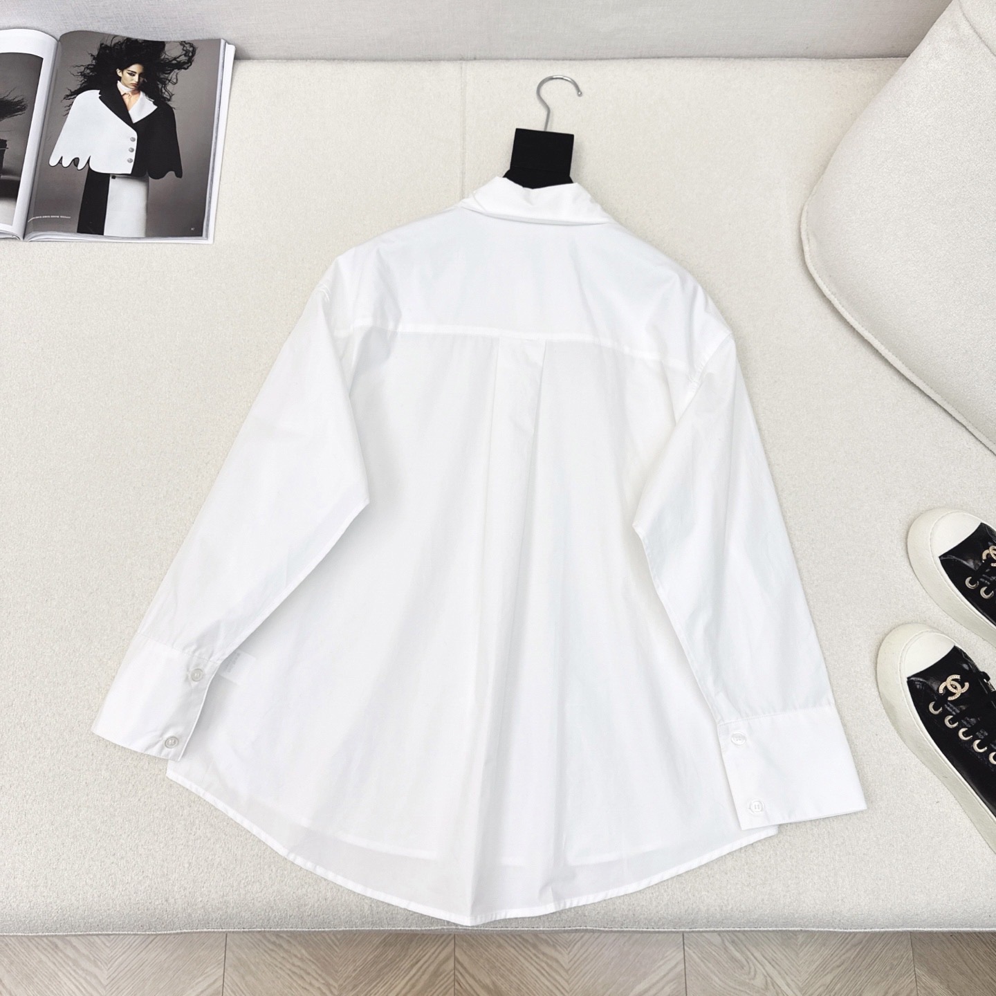 Title: P528 Early Autumn Logo Embroidered White Shirt Review Summary: P528 offers a simple package with a logo embroidered white shirt, perfect for early autumn style. - 图片 7