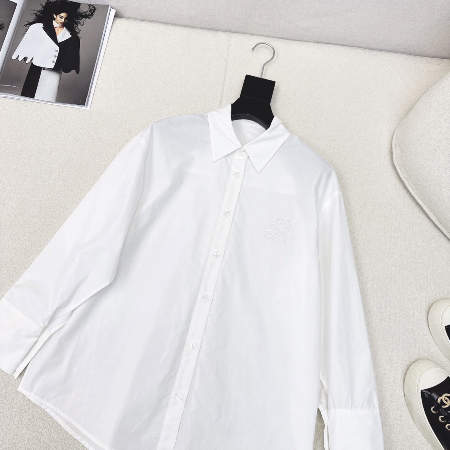 Title: P528 Early Autumn Logo Embroidered White Shirt Review Summary: P528 offers a simple package with a logo embroidered white shirt, perfect for early autumn style. - 图片 2