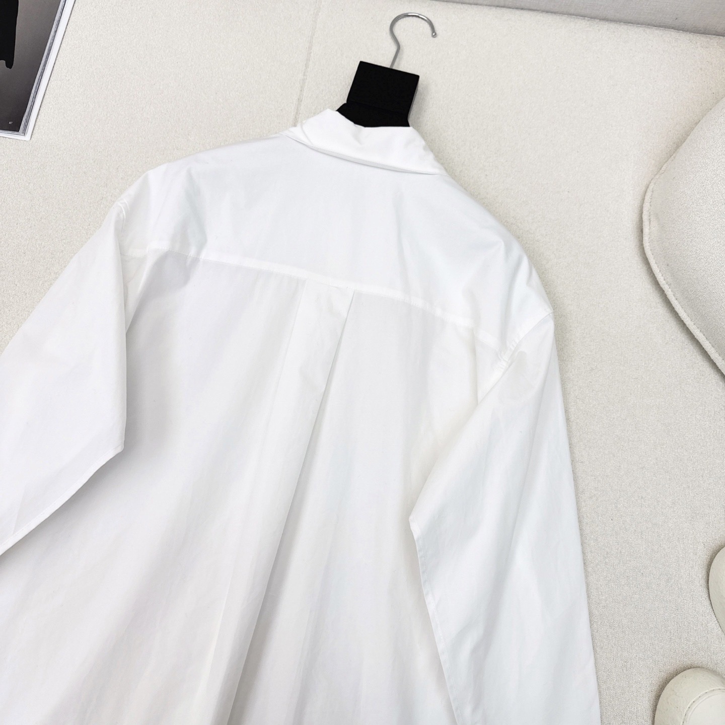 Title: P528 Early Autumn Logo Embroidered White Shirt Review Summary: P528 offers a simple package with a logo embroidered white shirt, perfect for early autumn style. - 图片 8