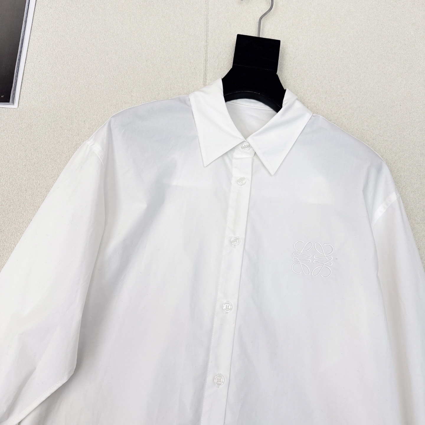 Title: P528 Early Autumn Logo Embroidered White Shirt Review Summary: P528 offers a simple package with a logo embroidered white shirt, perfect for early autumn style. - 图片 3