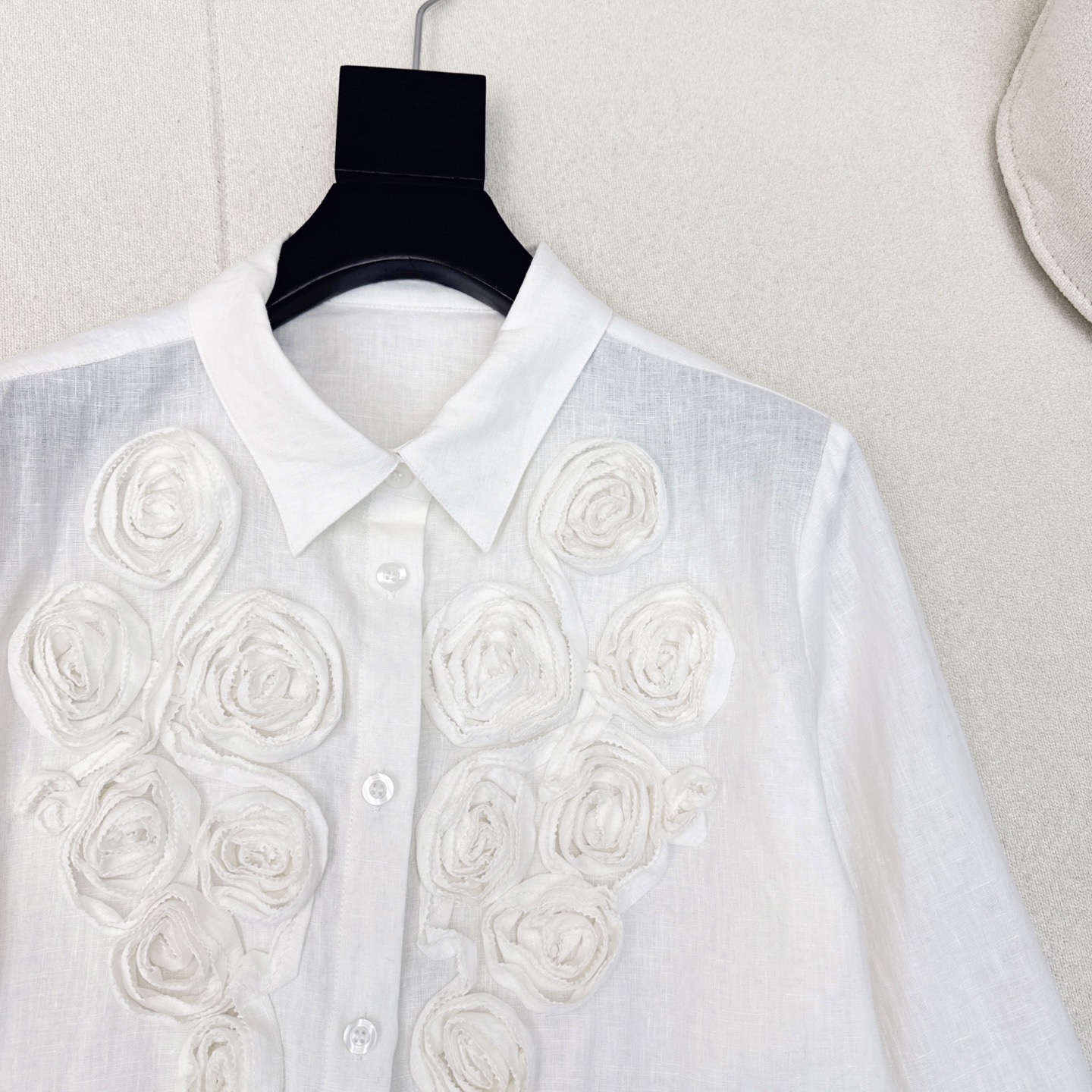 “Early Autumn Fashion: Logo-Embroidered White Shirt for a Sweet and Cool Look” - 图片 4