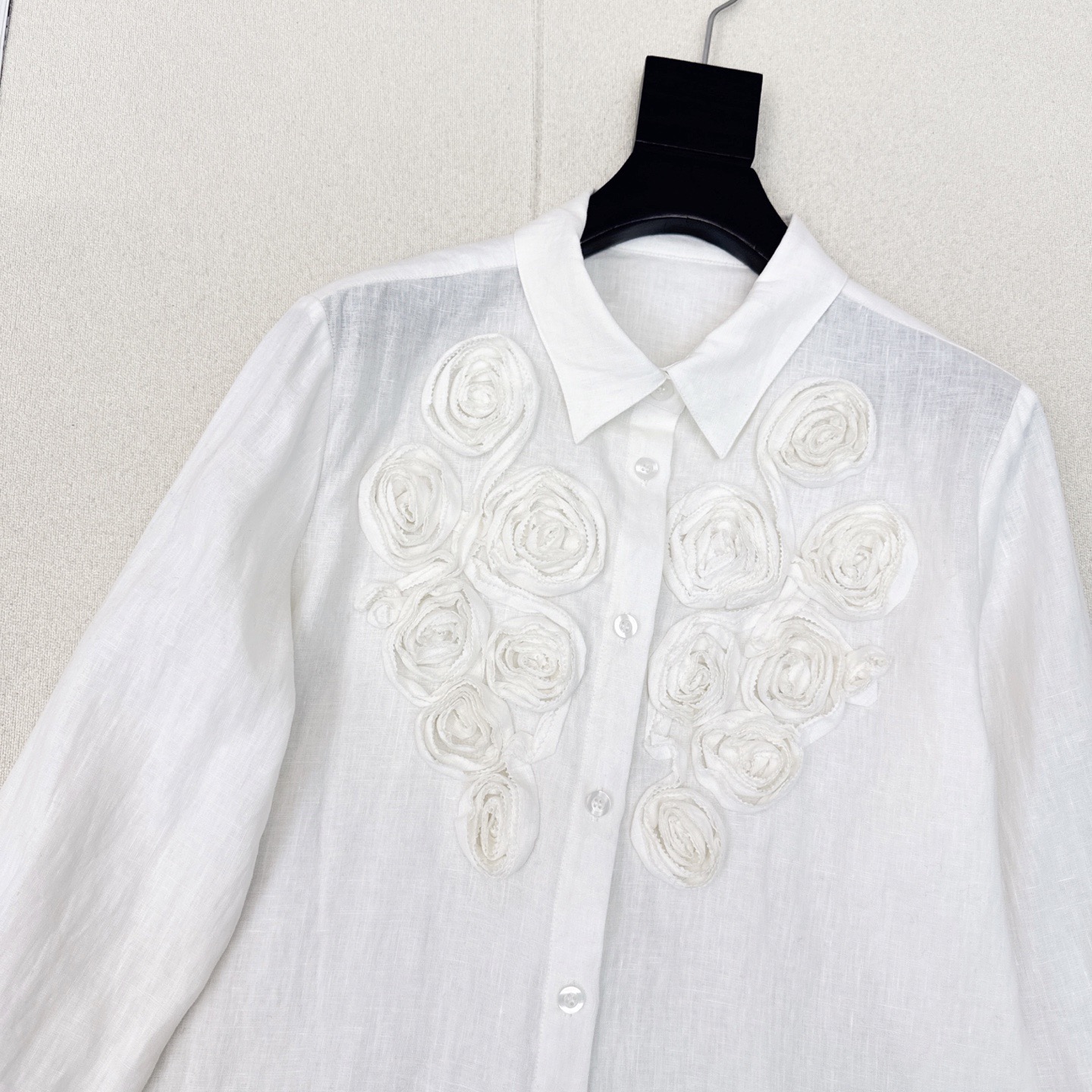 “Early Autumn Fashion: Logo-Embroidered White Shirt for a Sweet and Cool Look” - 图片 3