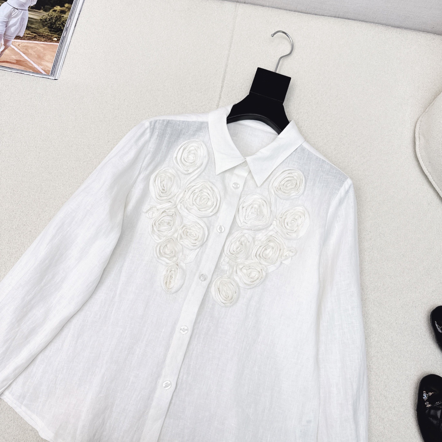 “Early Autumn Fashion: Logo-Embroidered White Shirt for a Sweet and Cool Look” - 图片 2