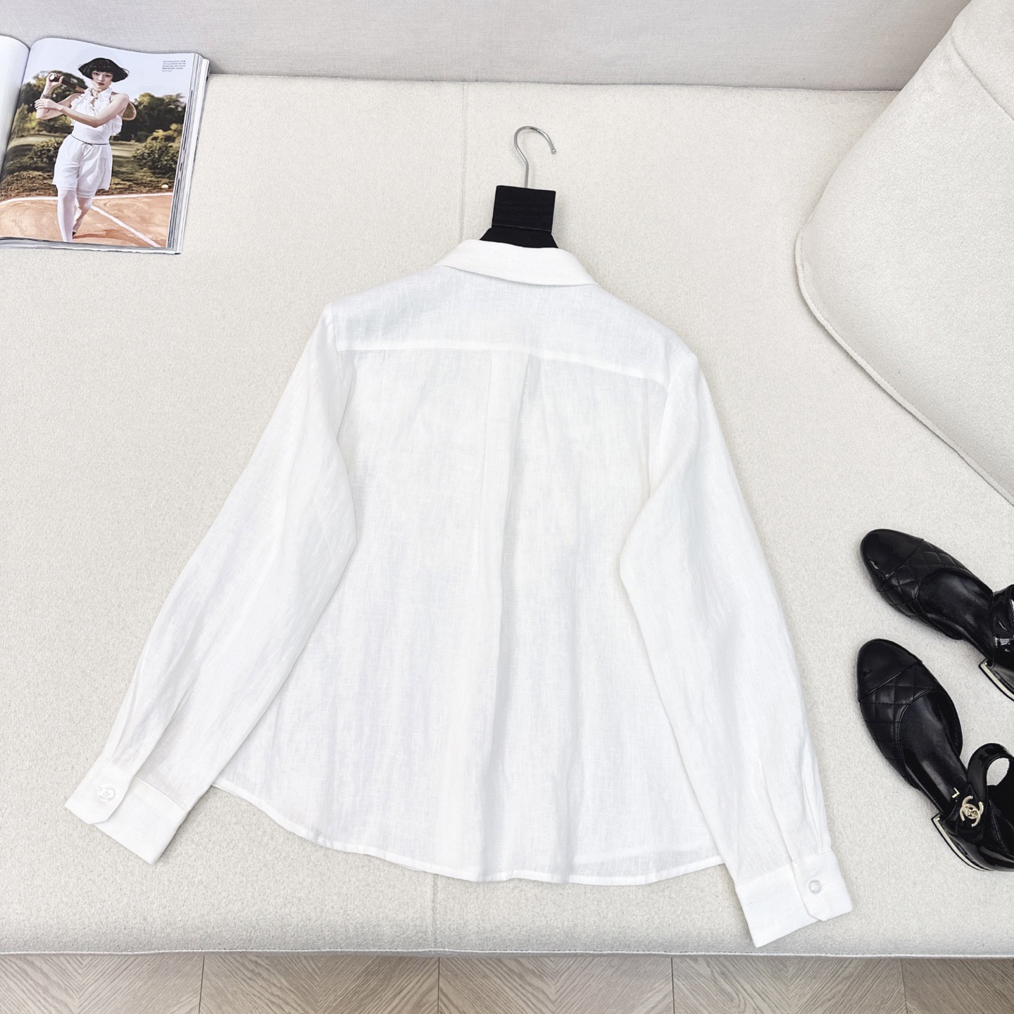 “Early Autumn Fashion: Logo-Embroidered White Shirt for a Sweet and Cool Look” - 图片 8