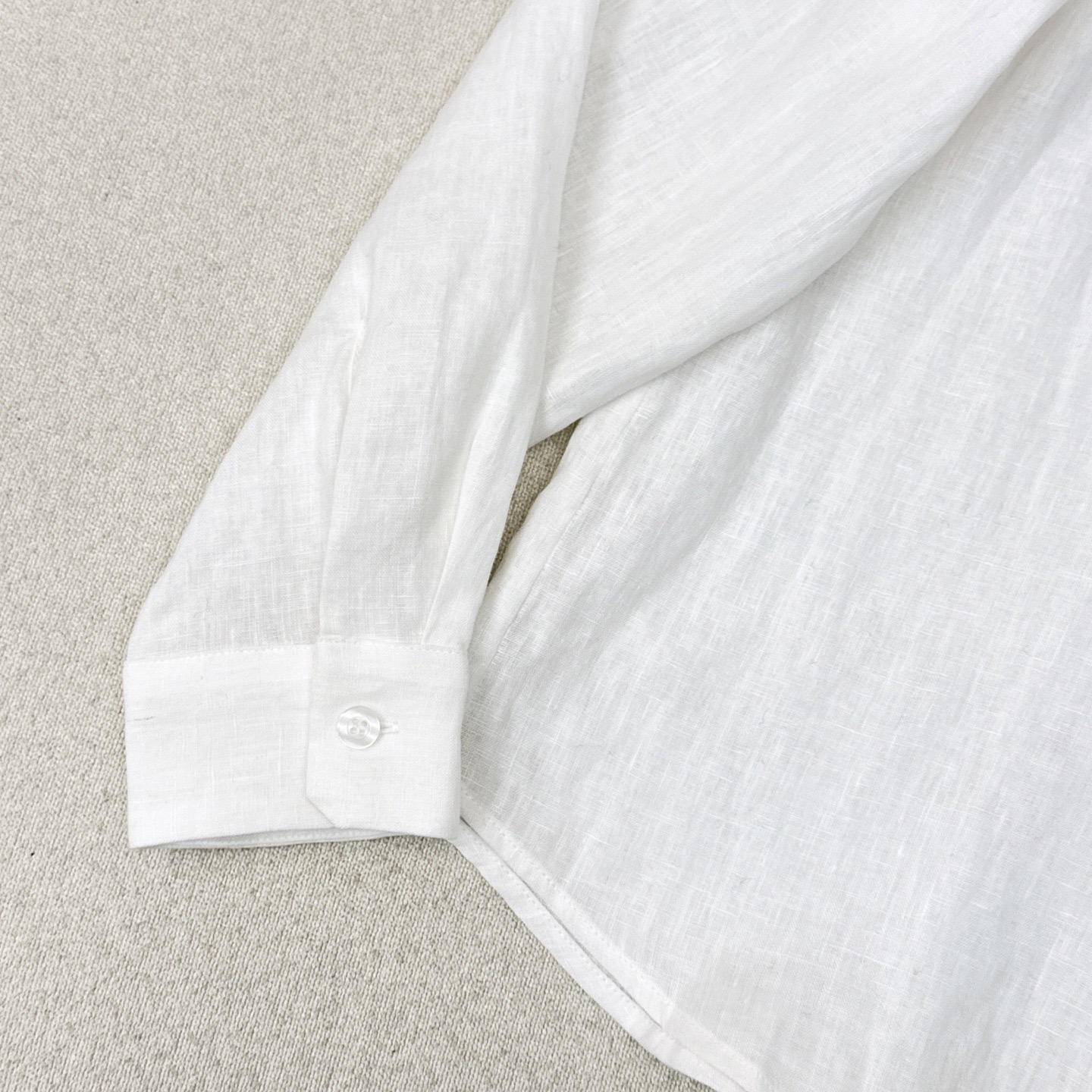 “Early Autumn Fashion: Logo-Embroidered White Shirt for a Sweet and Cool Look” - 图片 6